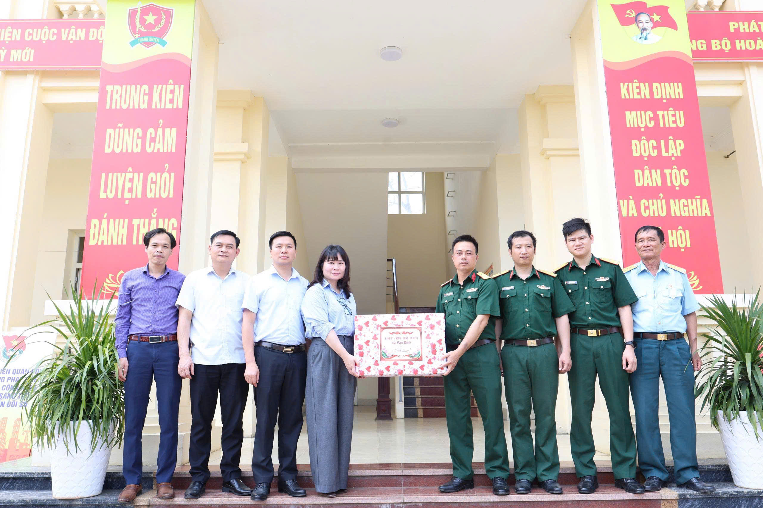 Xã Vân Đình thăm, động viên tân binh nhập ngũ năm 2026 tại các đơn vị huấn luyện