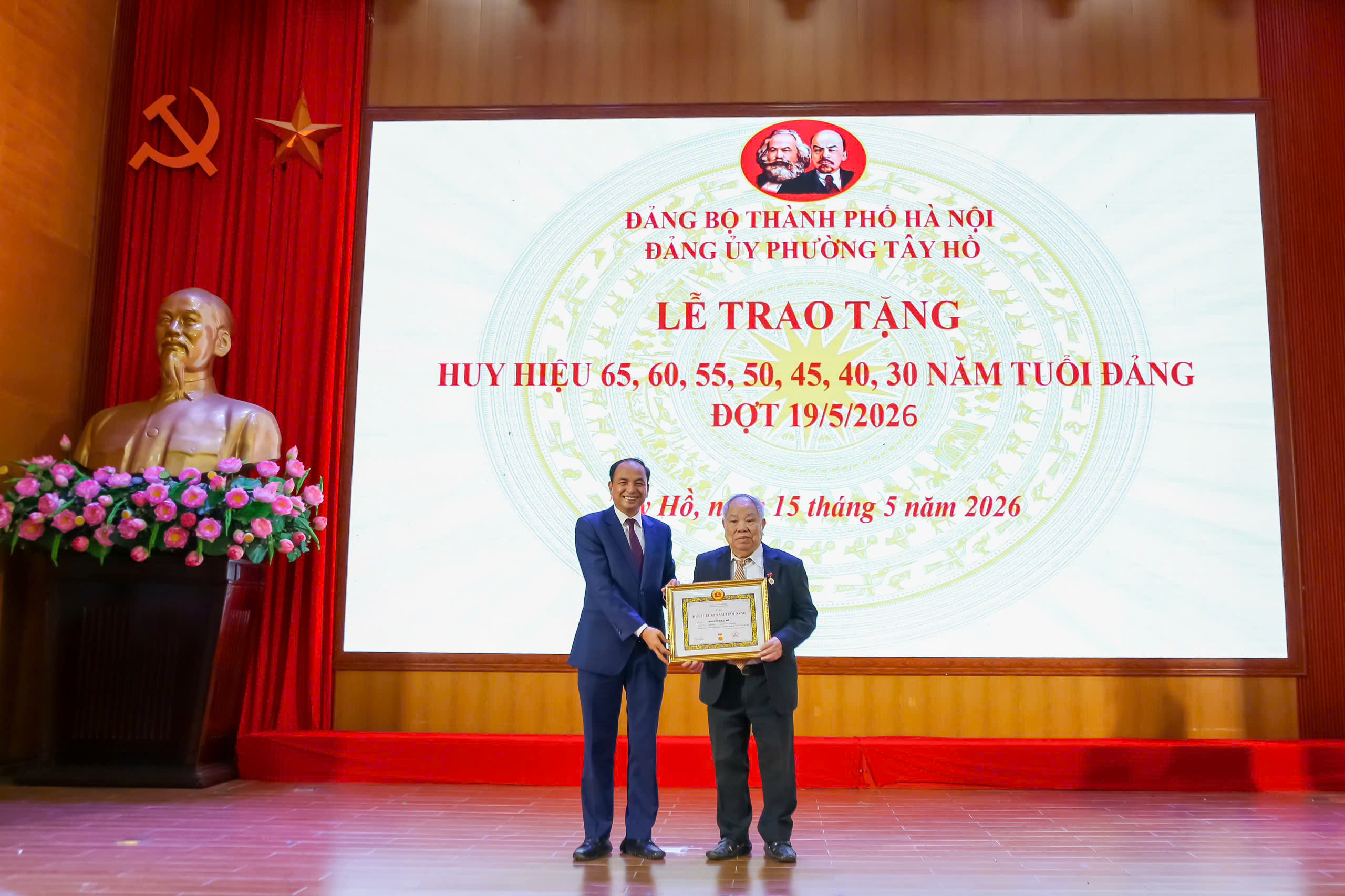 Phường Tây Hồ trao Huy hiệu Đảng cho 168 đảng viên lão thành, lan tỏa niềm tự hào và trách nhiệm cách mạng