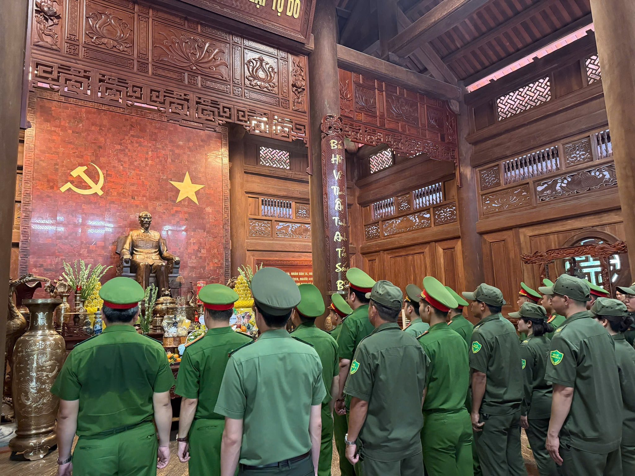 Công an xã Phú Cát sinh hoạt chính trị tại K9 - Đá Chông, khắc ghi lời Bác dạy lực lượng Công an nhân dân