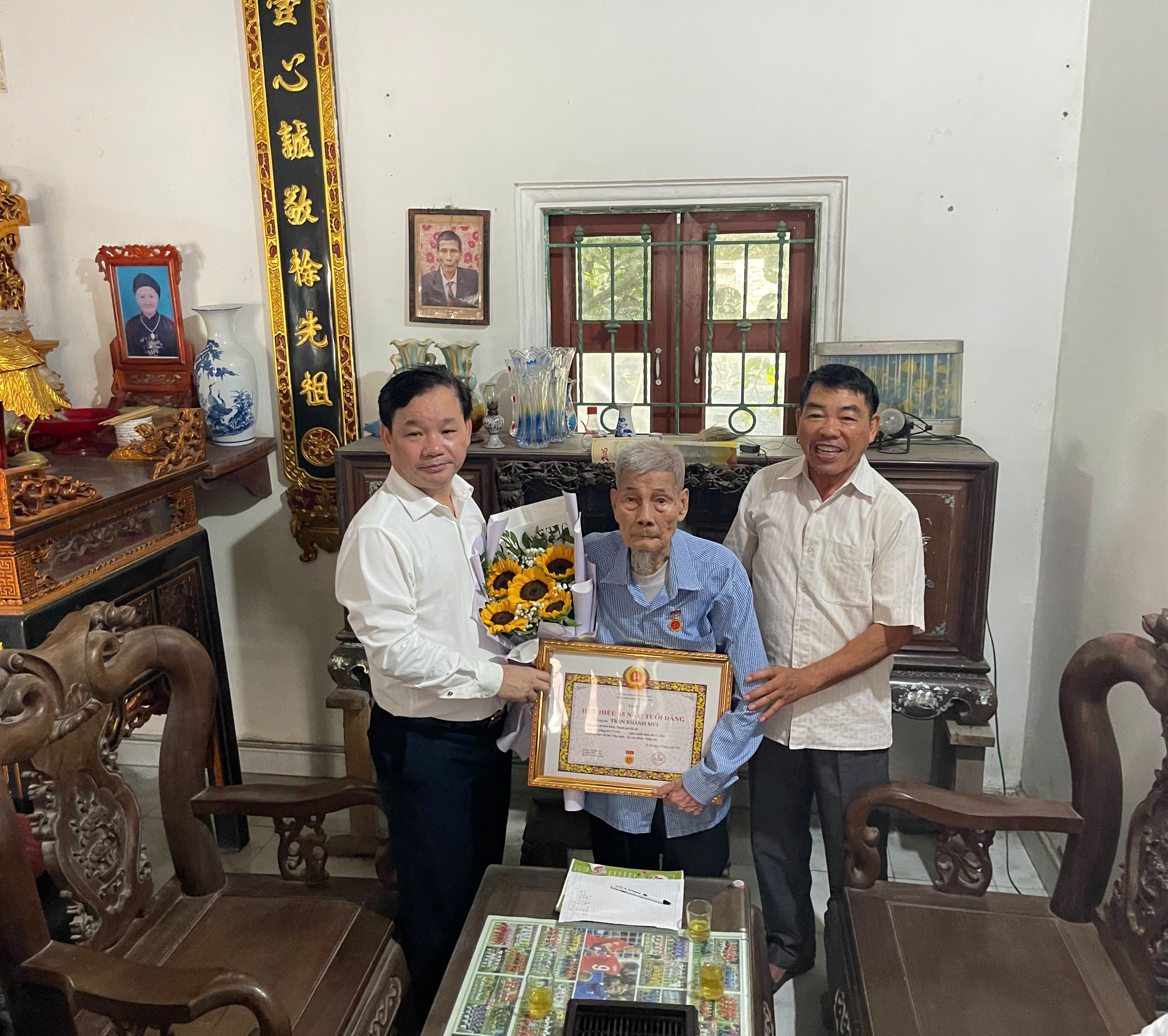 Lãnh đạo xã Liên Minh trao Huy hiệu Đảng tại gia đình cho đảng viên lão thành dịp 19-5