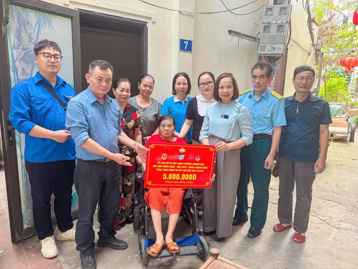 Phường Dương Nội trao hỗ trợ sửa chữa nhà ở cho cựu Thanh niên xung phong khó khăn nhân dịp 19-5