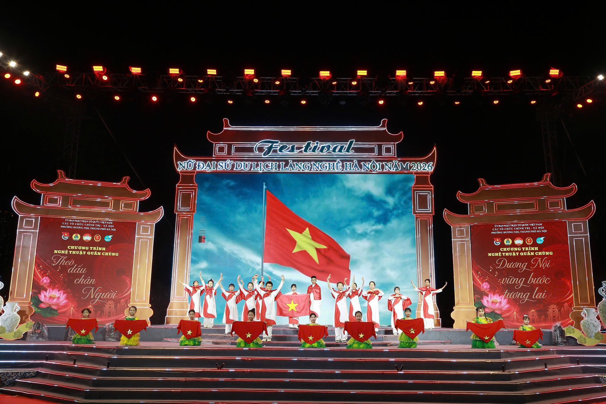 Phường Dương Nội lan tỏa khí thế đoàn kết qua chương trình nghệ thuật “Theo dấu chân Người - Dương Nội vững bước tương lai”