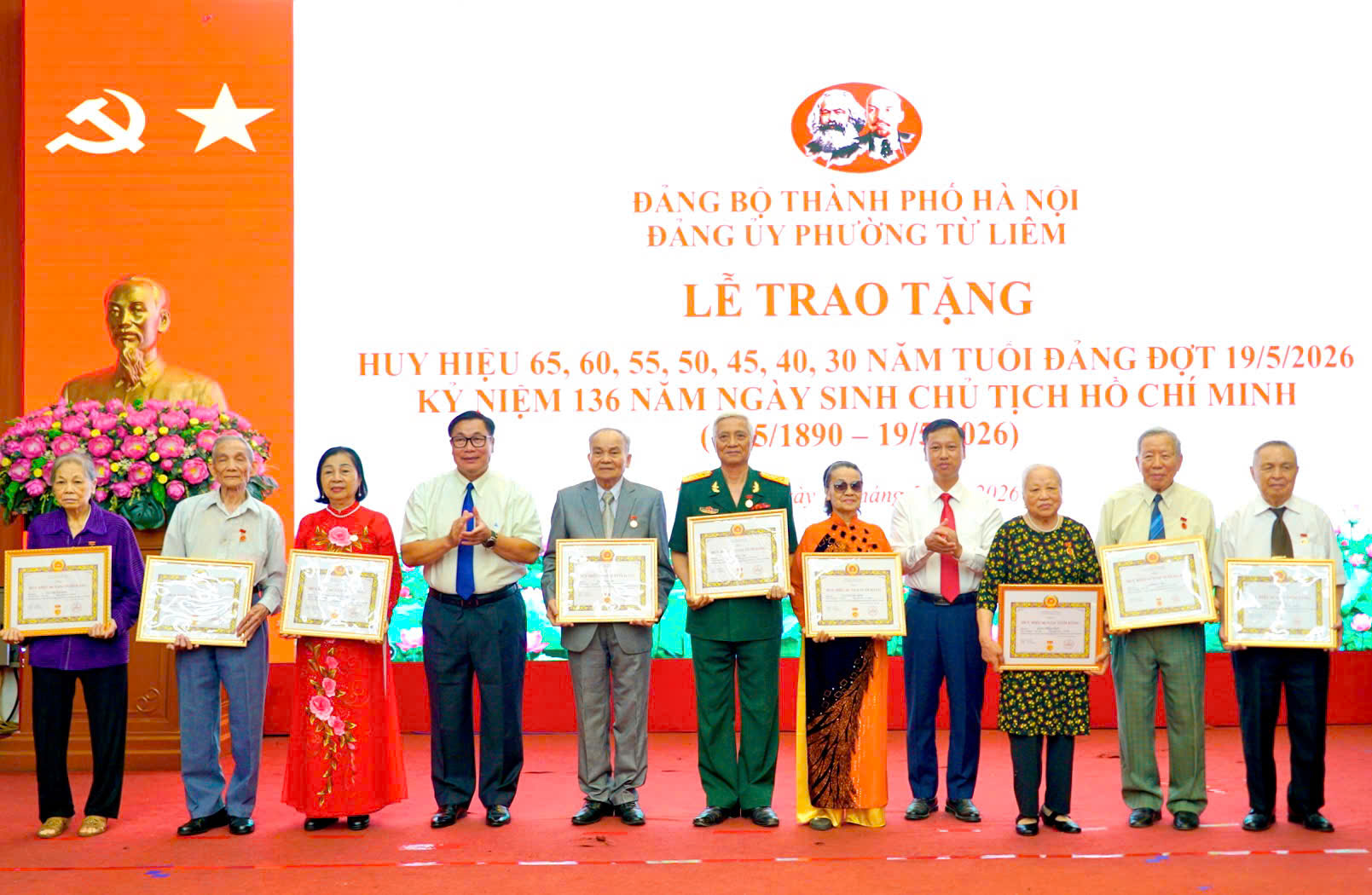 Đảng bộ phường Từ Liêm trao Huy hiệu Đảng cho 125 đảng viên lão thành dịp 19-5