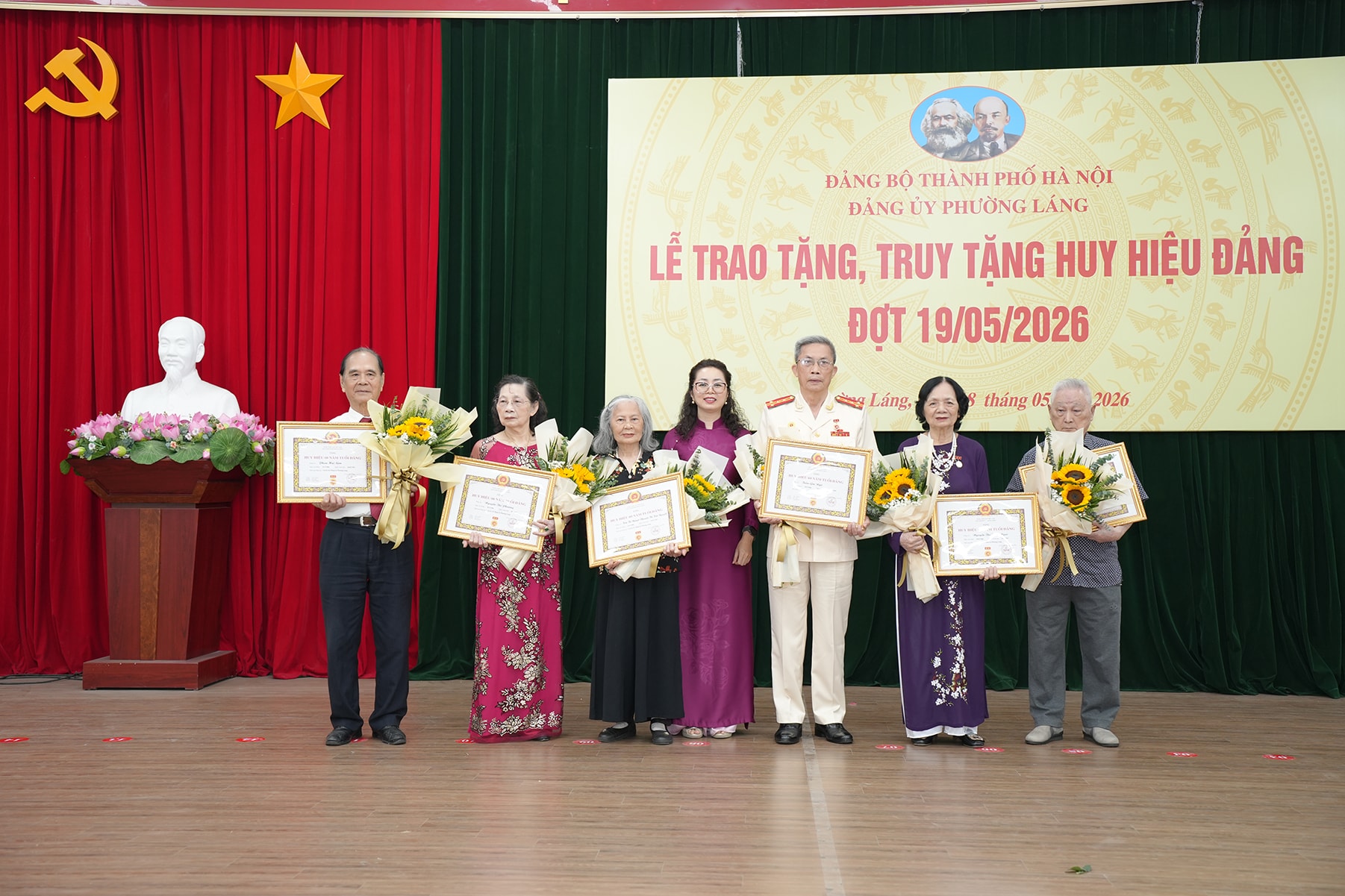 Phường Láng trao Huy hiệu Đảng cho 118 đảng viên lão thành dịp 19-5