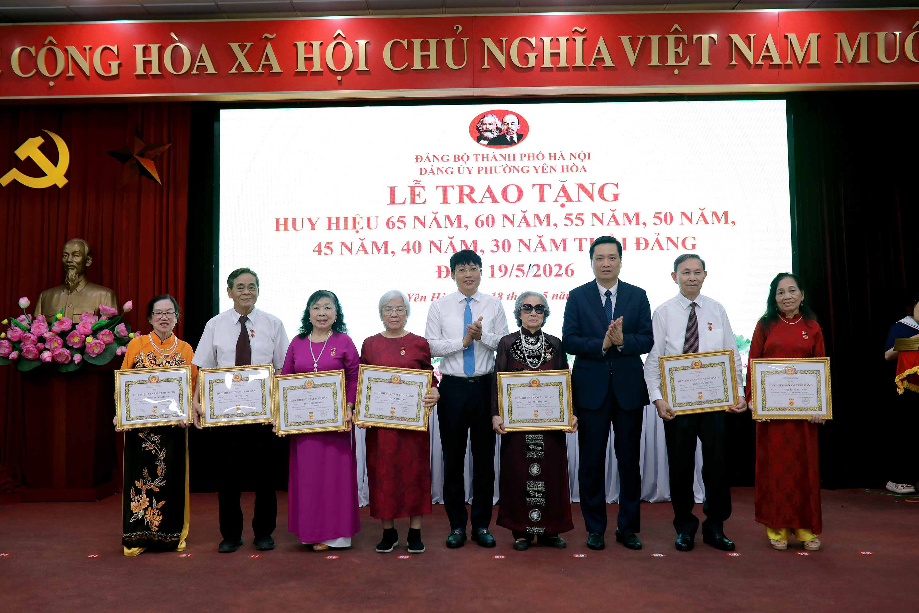 Phường Yên Hòa trao Huy hiệu Đảng cho 144 đảng viên dịp 19-5