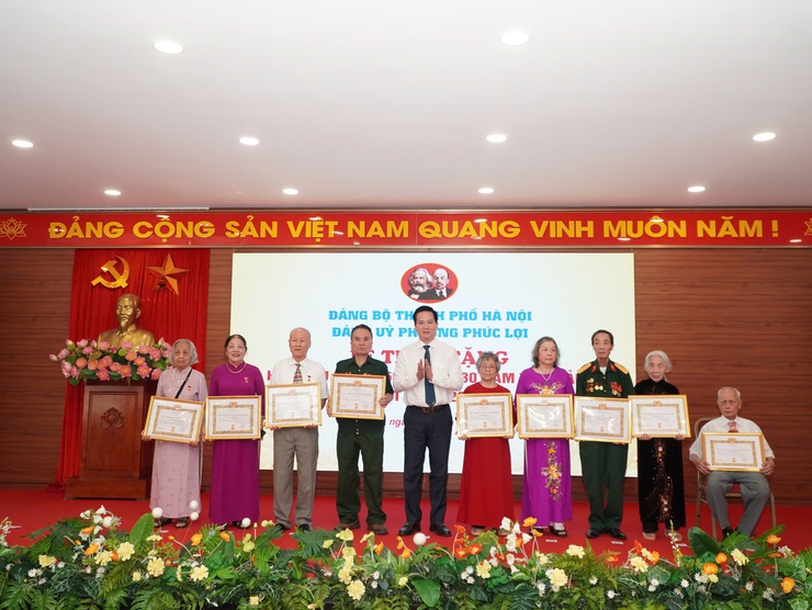 Đảng bộ phường Phúc Lợi trao Huy hiệu Đảng cho 75 đảng viên lão thành dịp 19-5