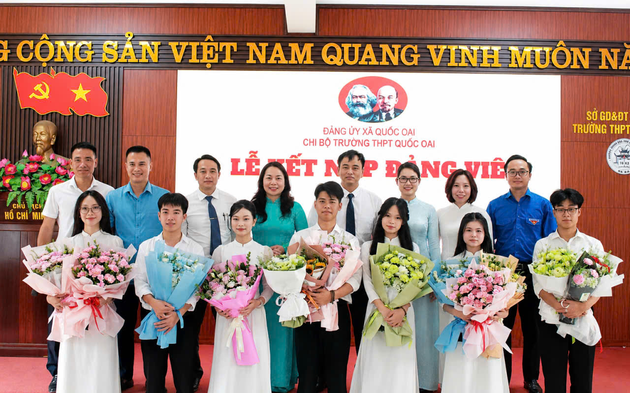 Trường THPT Quốc Oai kết nạp 7 học sinh ưu tú vào Đảng