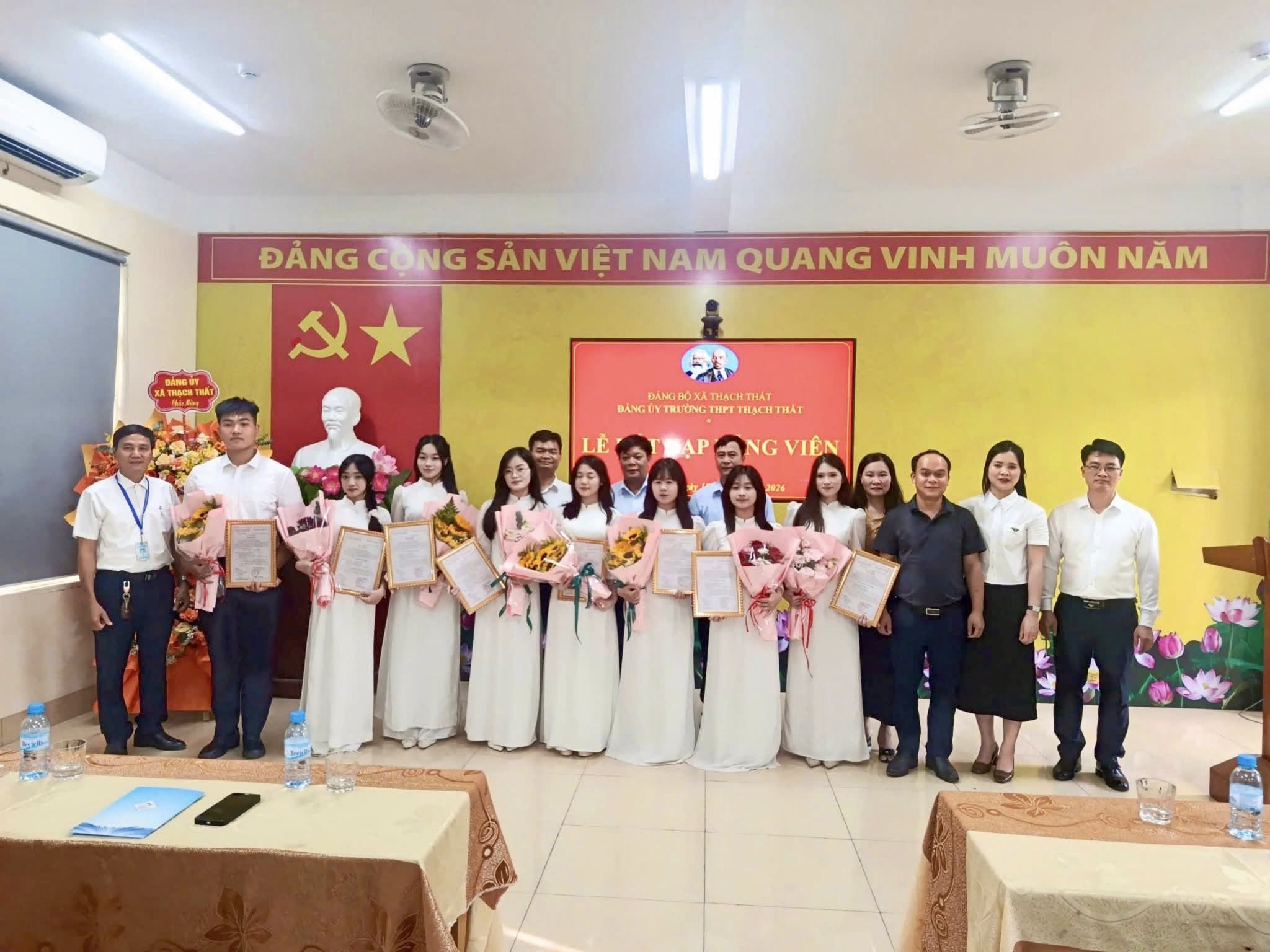 Trường THPT Thạch Thất kết nạp 8 học sinh ưu tú vào Đảng dịp 19-5