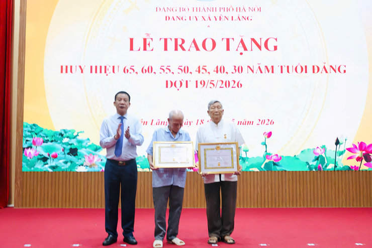 Xã Yên Lãng trang trọng trao Huy hiệu Đảng cho 41 đảng viên dịp 19-5