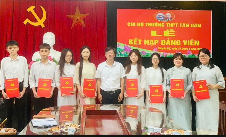 Đảng bộ xã Chuyên Mỹ kết nạp 14 quần chúng ưu tú, lan tỏa tinh thần tuổi trẻ phấn đấu vào Đảng