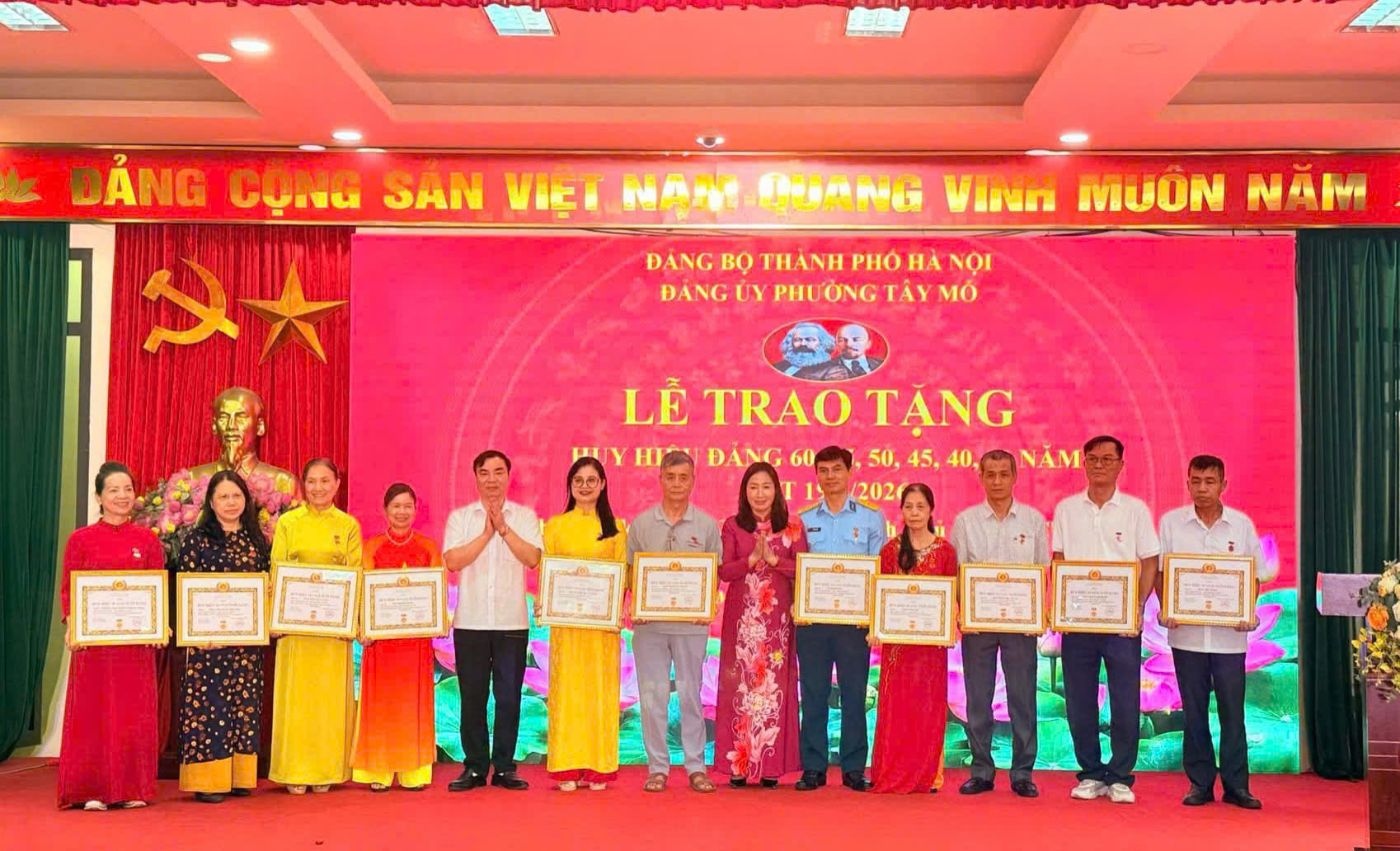 Phường Tây Mỗ trao Huy hiệu Đảng cho 49 đảng viên lão thành dịp 19-5