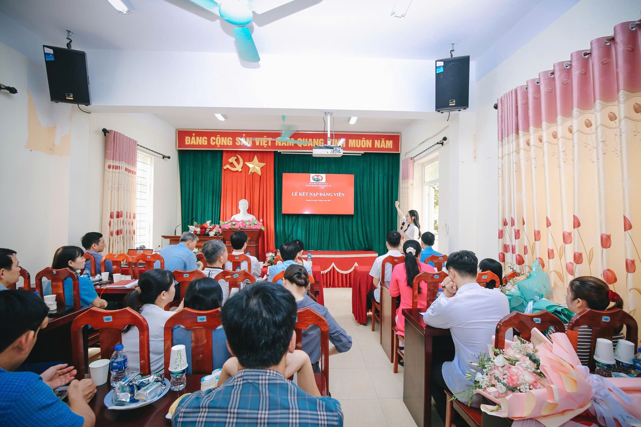 Trường THPT Quảng Oai kết nạp 6 đảng viên mới là giáo viên, học sinh ưu tú nhân kỷ niệm Ngày sinh Chủ tịch Hồ Chí Minh