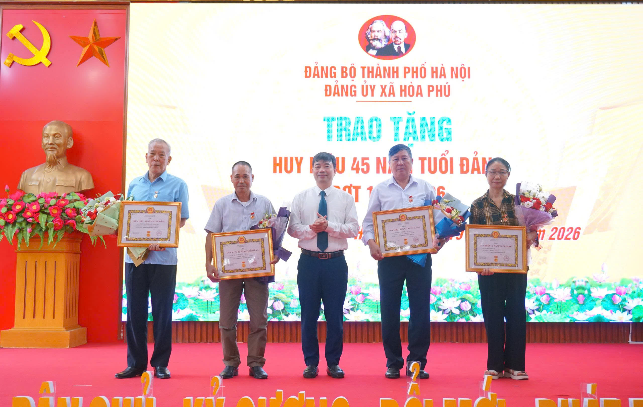 Đảng bộ xã Hòa Phú trao Huy hiệu Đảng cho 22 đảng viên lão thành dịp 19-5