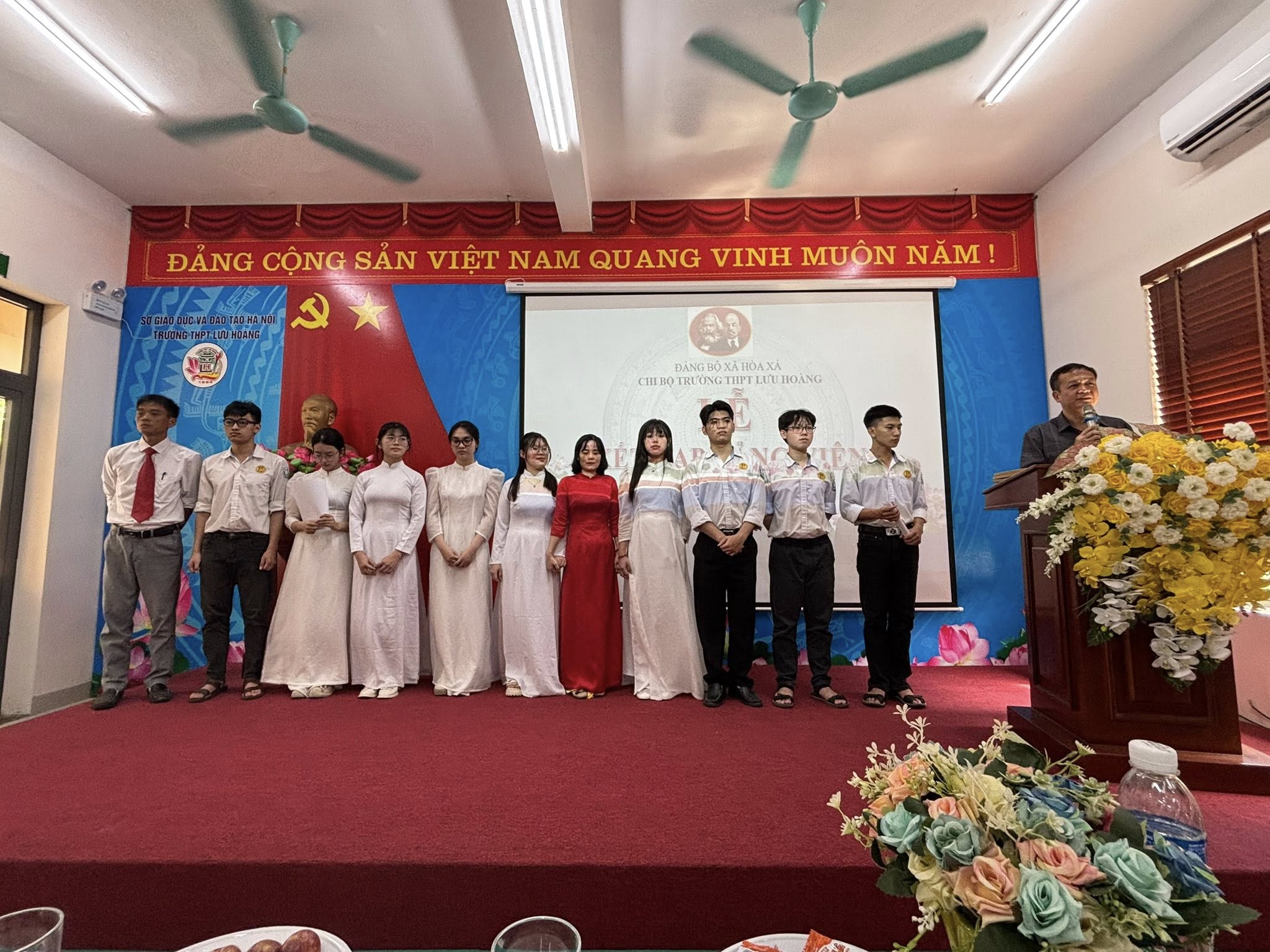 Xã Hòa Xá kết nạp 09 học sinh ưu tú vào Đảng dịp kỷ niệm 136 năm Ngày sinh Chủ tịch Hồ Chí Minh