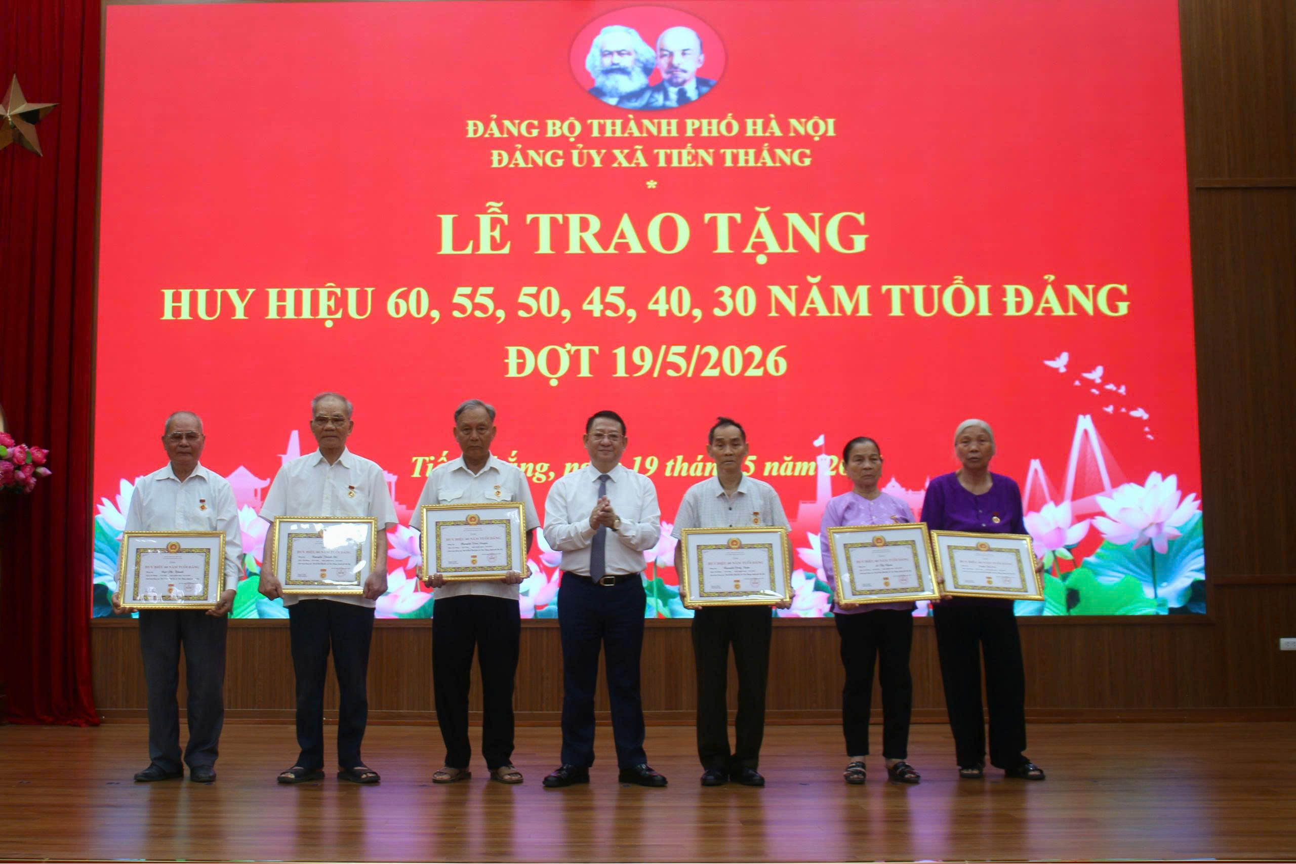 Xã Tiến Thắng trang trọng trao Huy hiệu Đảng cho 48 đảng viên dịp 19-5