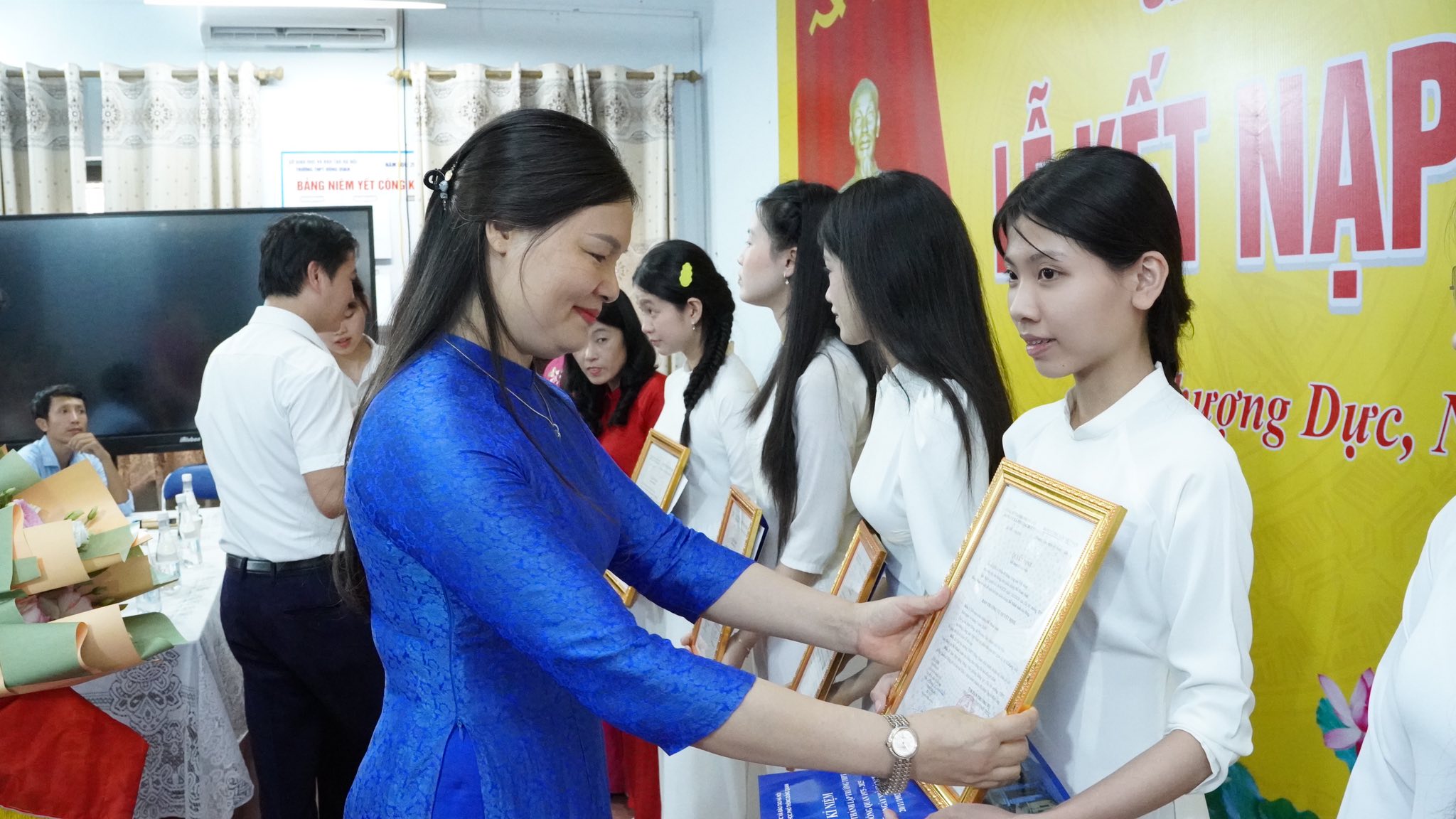 Xã Phượng Dực kết nạp 7 quần chúng ưu tú của Trường THPT Đồng Quan vào Đảng đúng dịp sinh nhật Bác