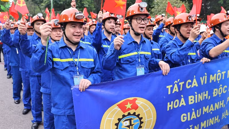 Tự hào truyền thống để hướng về tương lai tươi sáng