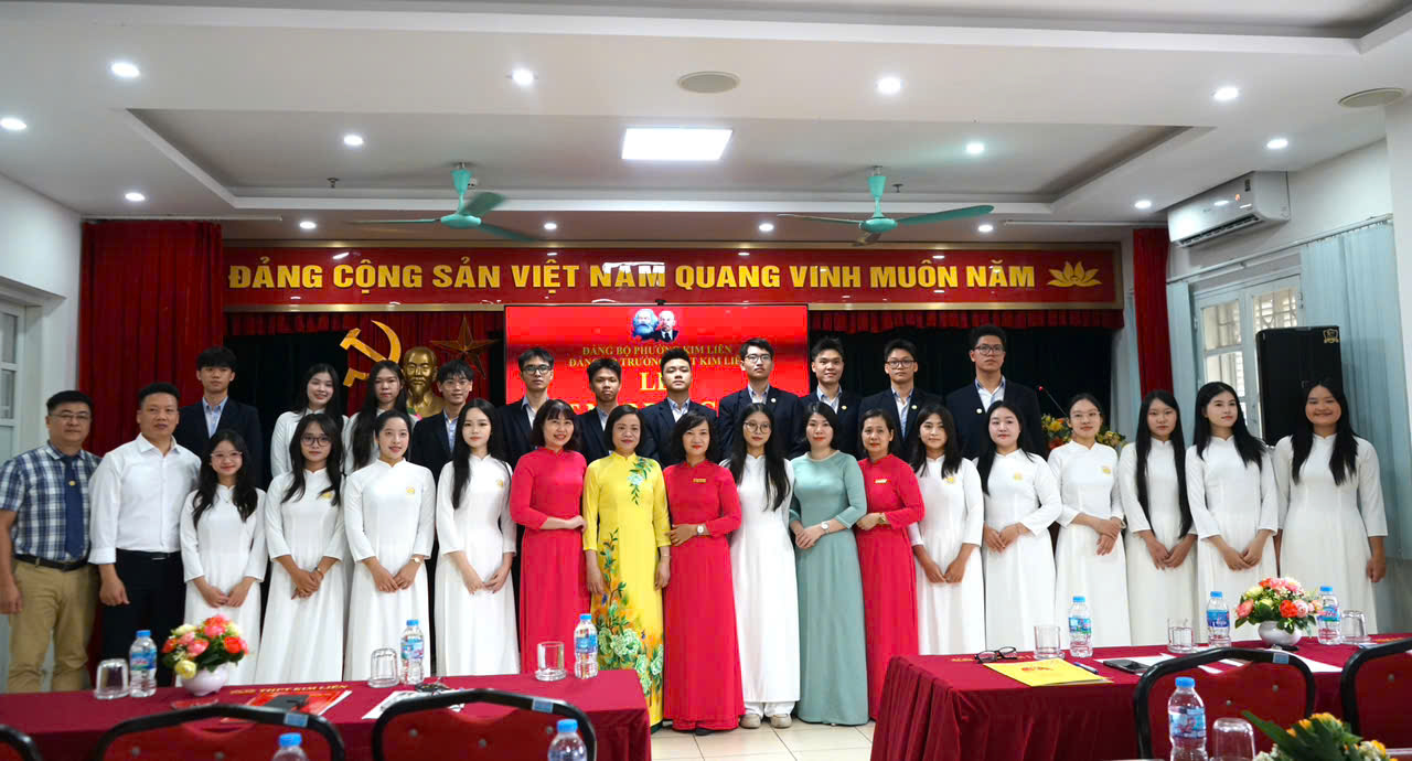 Trường THPT Kim Liên kết nạp 22 học sinh ưu tú vào Đảng đúng dịp kỷ niệm Ngày sinh Chủ tịch Hồ Chí Minh