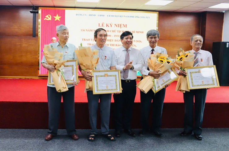 Phường Tây Tựu trao Huy hiệu Đảng đợt 19-5, lan tỏa tinh thần học và làm theo Bác trong giai đoạn phát triển mới