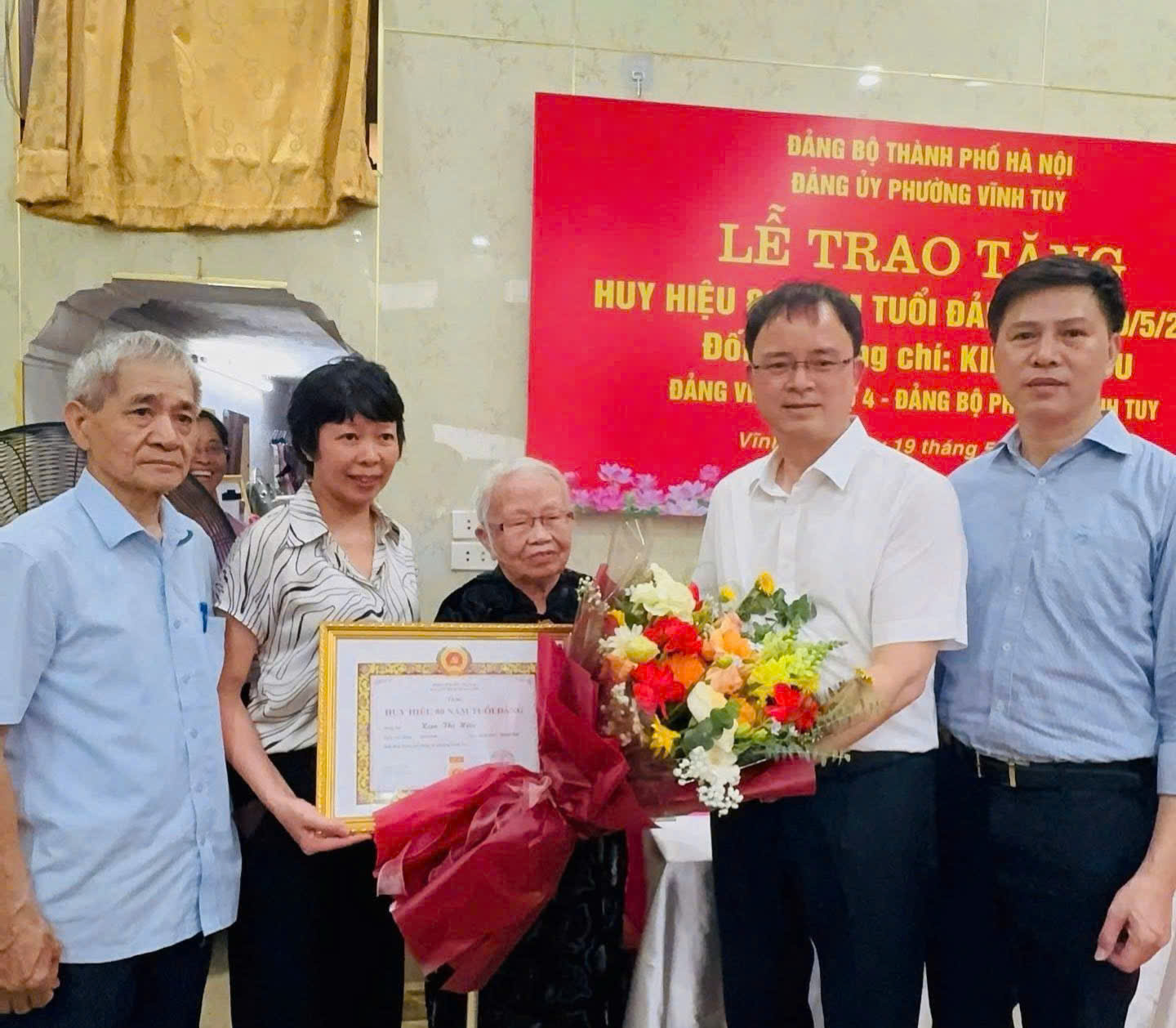 Phường Vĩnh Tuy trang trọng trao Huy hiệu 80 năm tuổi Đảng cho đảng viên lão thành Kim Thị Hữu