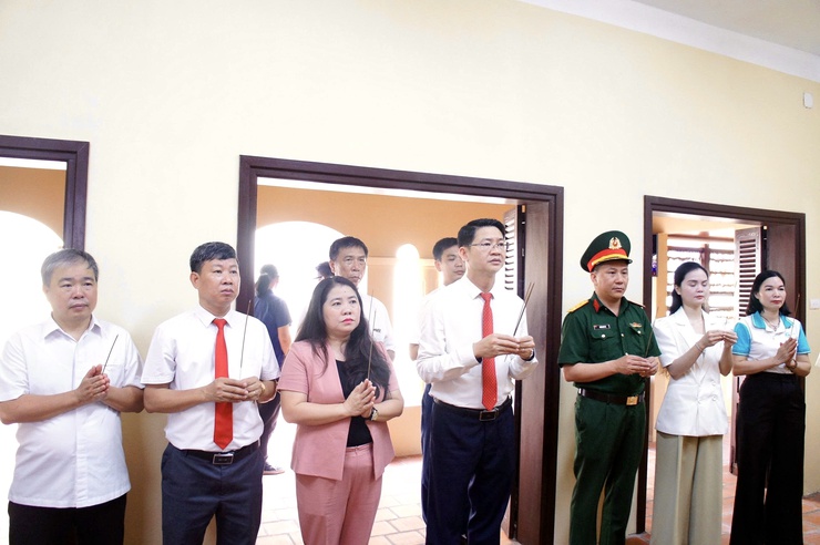 Phường Phú Thượng thành kính dâng hương tưởng niệm Chủ tịch Hồ Chí Minh tại các địa chỉ đỏ cách mạng