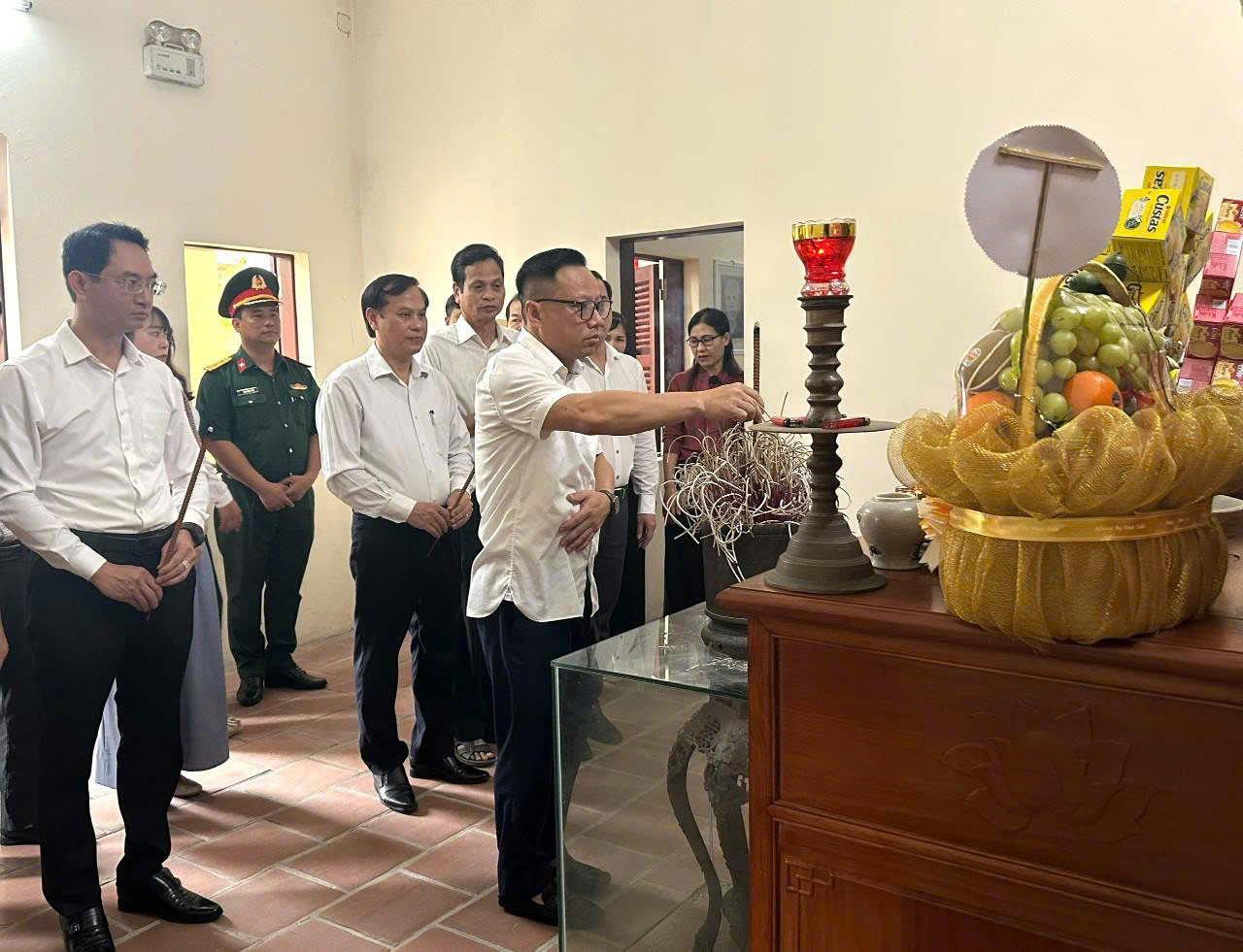 Lãnh đạo xã Sơn Đồng thành kính dâng hương tưởng niệm Chủ tịch Hồ Chí Minh tại Nhà lưu niệm Bác Hồ