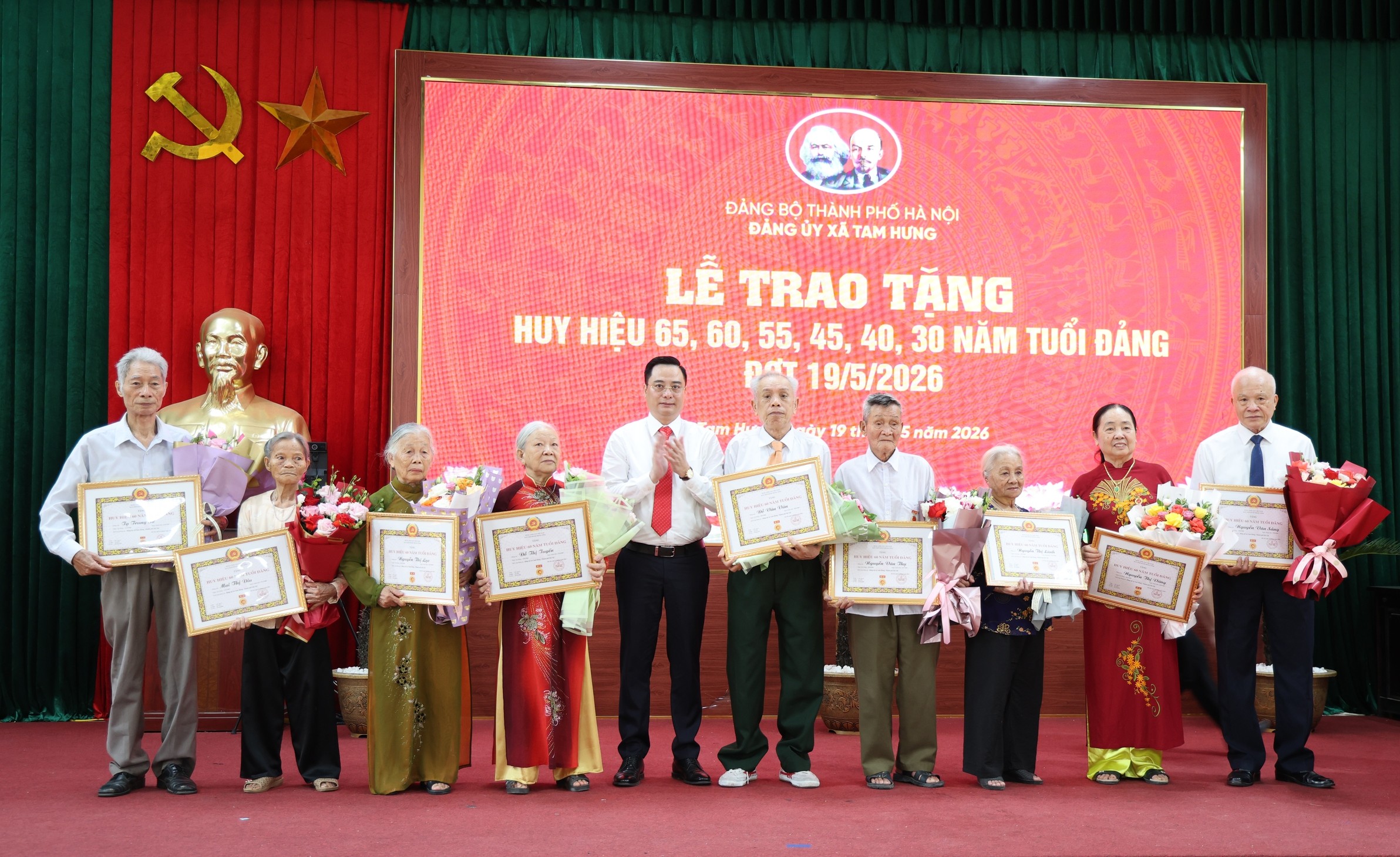 Xã Tam Hưng trang trọng trao Huy hiệu Đảng đợt 19-5 cho 38 đảng viên lão thành