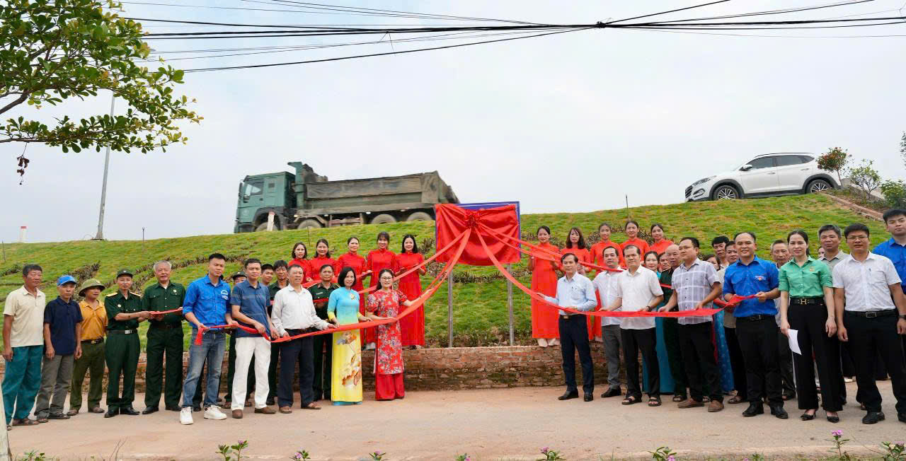 Xã Sơn Đồng gắn biển công trình tuyến đê “Xanh - Sạch - Nở hoa”, lan tỏa phong trào xây dựng môi trường sống văn minh