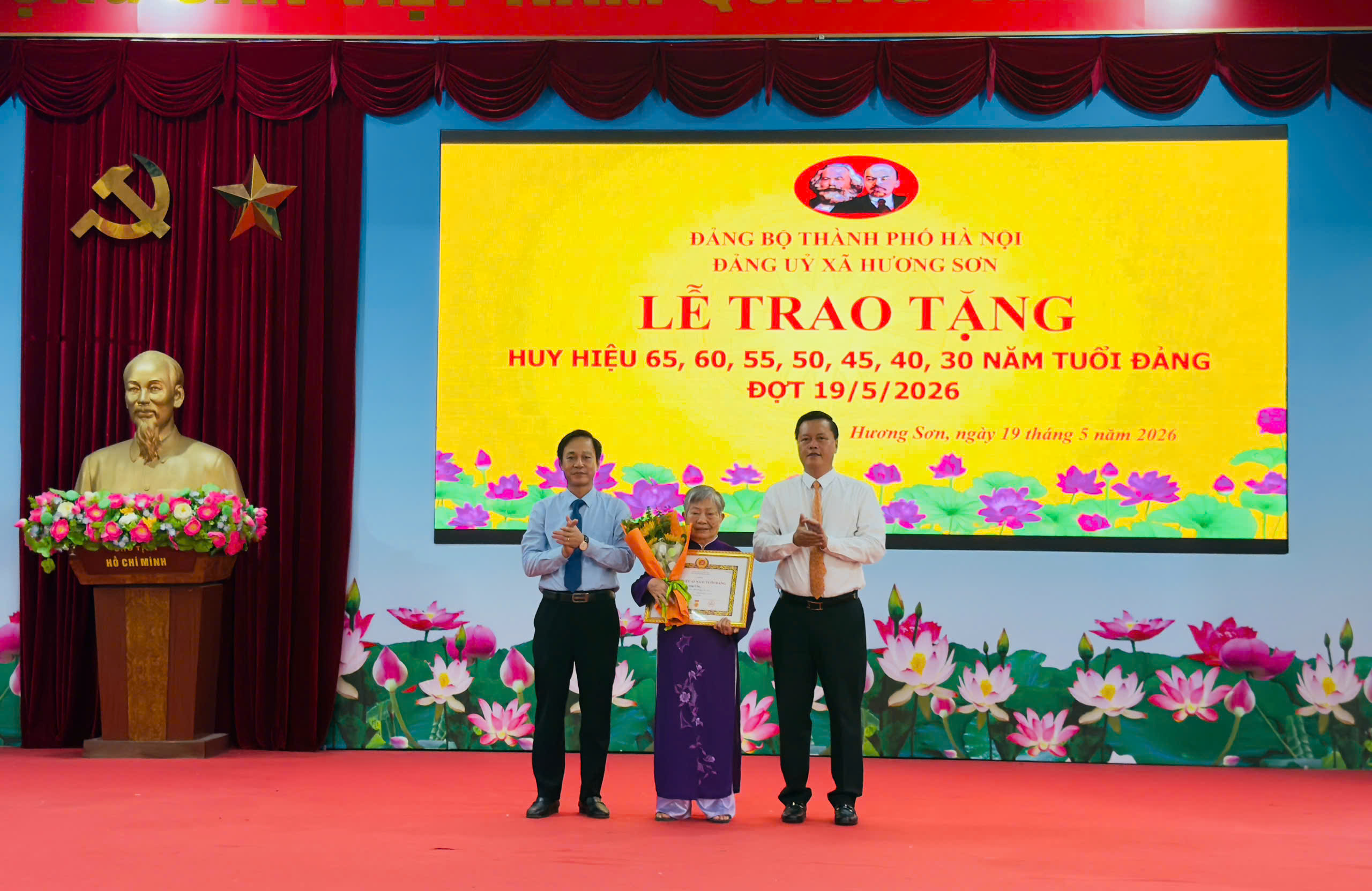 Xã Hương Sơn trao Huy hiệu Đảng cho 36 đảng viên lão thành nhân kỷ niệm 136 năm Ngày sinh Chủ tịch Hồ Chí Minh