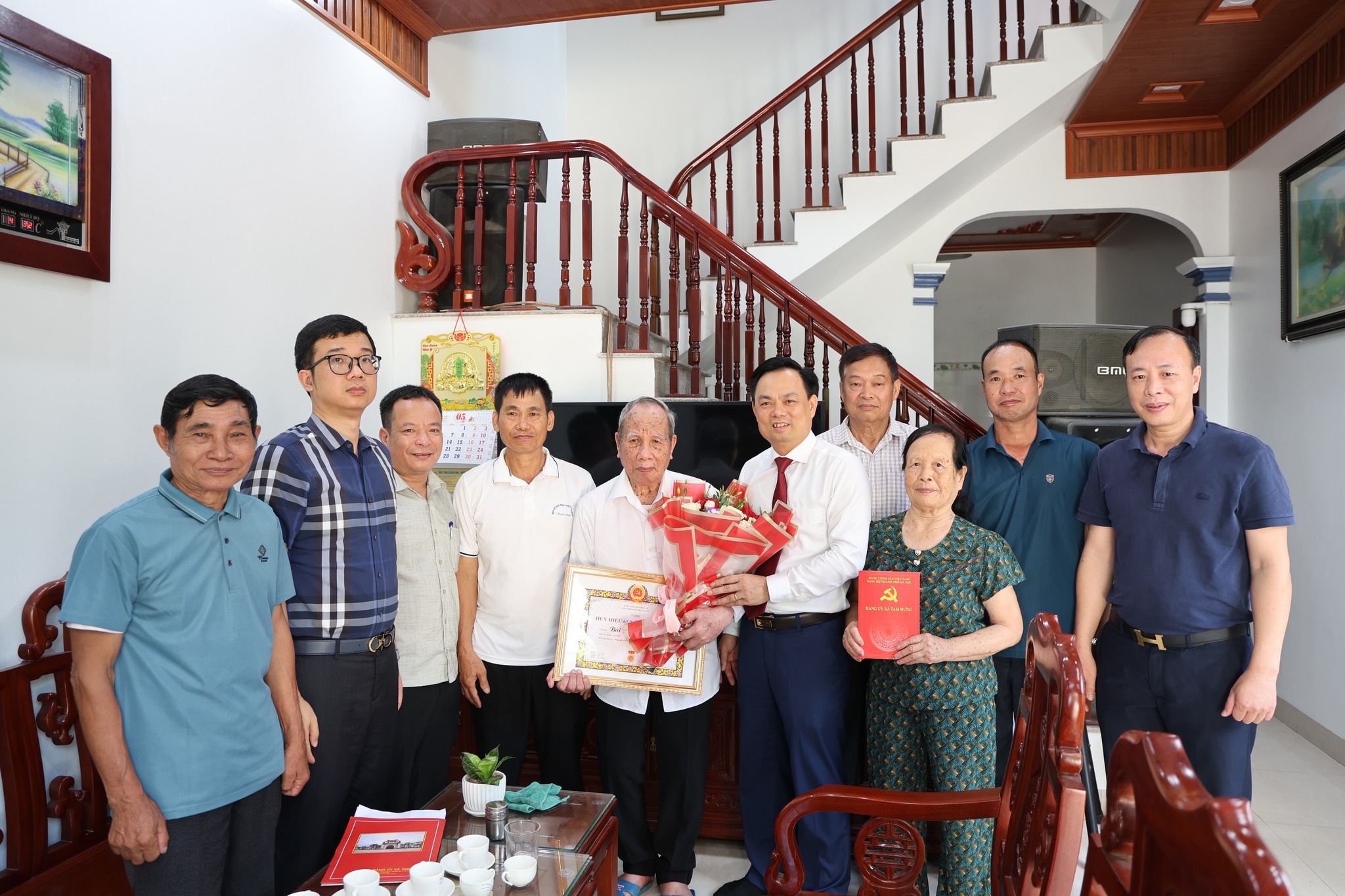 Xã Tam Hưng tri ân các đảng viên lão thành trong dịp trao tặng Huy hiệu Đảng đợt 19-5-2026