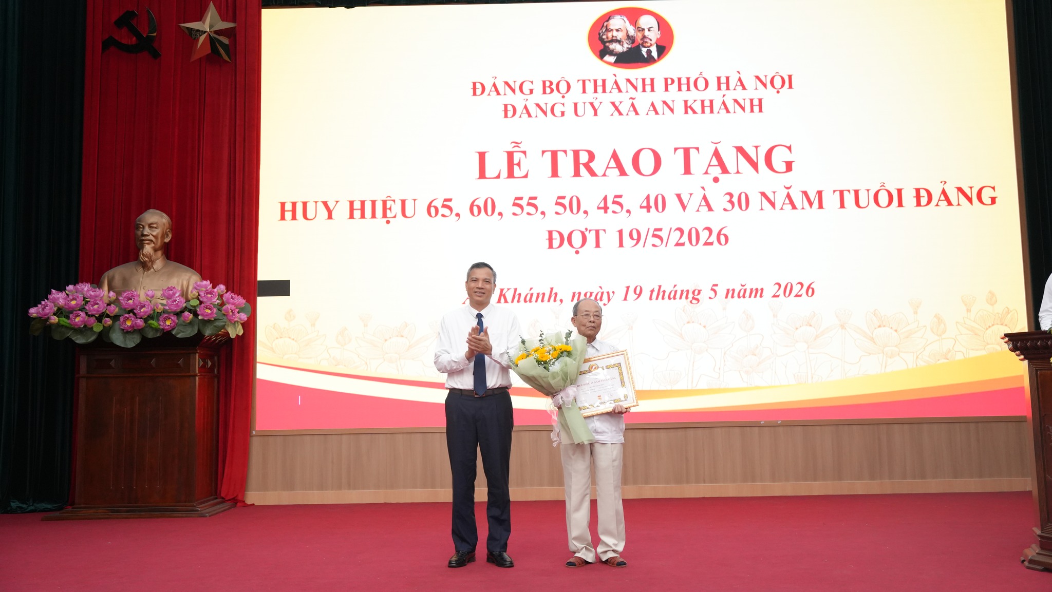 Xã An Khánh trao Huy hiệu Đảng cho 34 đảng viên lão thành nhân kỷ niệm 136 năm Ngày sinh Chủ tịch Hồ Chí Minh