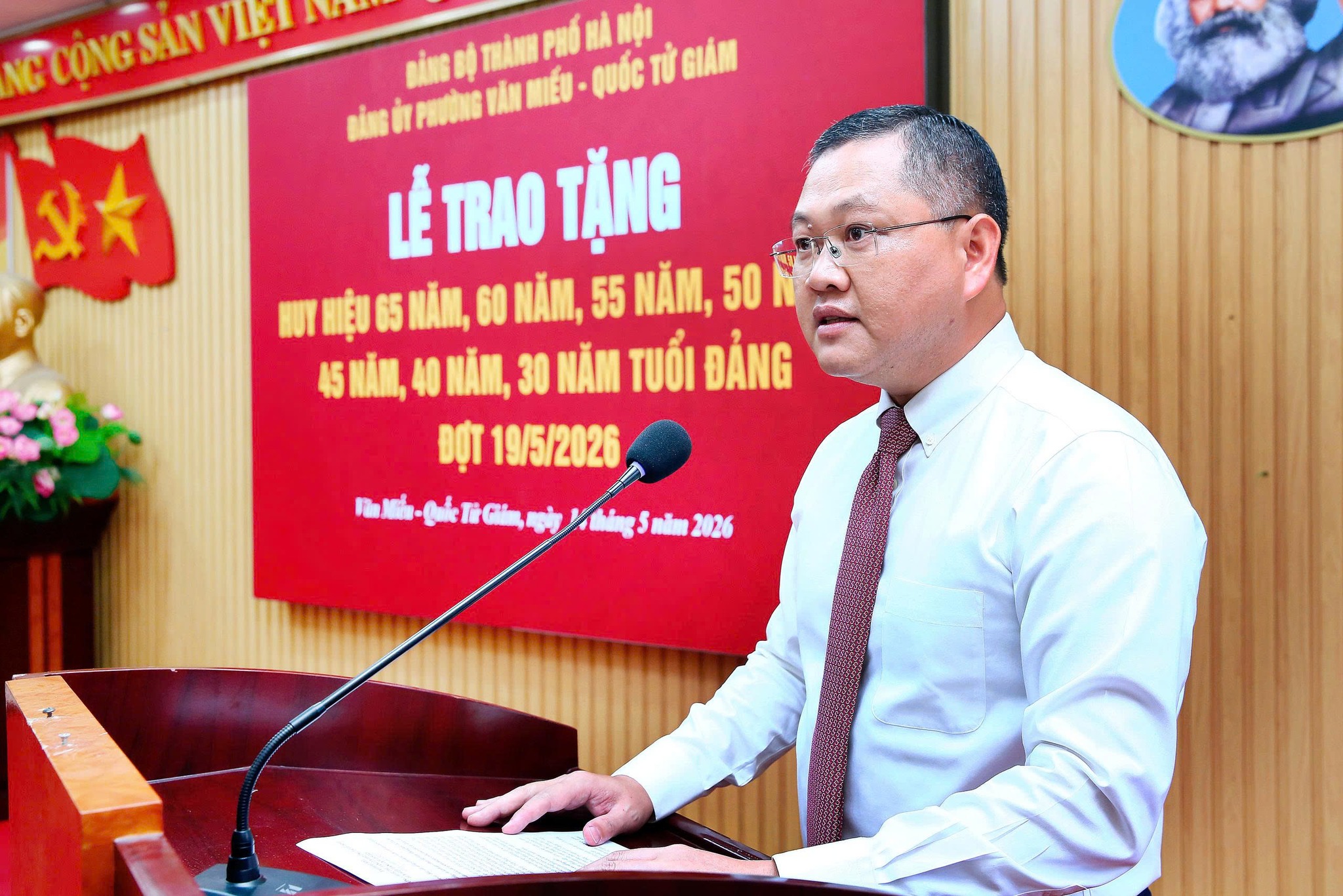 Phường Văn Miếu - Quốc Tử Giám trang trọng trao Huy hiệu Đảng đợt 19-5 cho 118 đảng viên lão thành