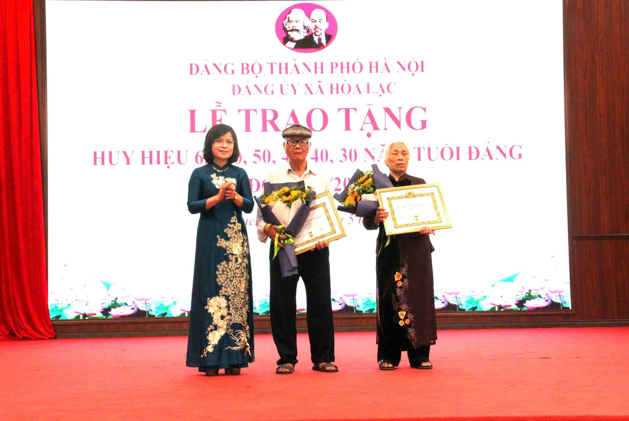 Xã Hòa Lạc trang trọng trao Huy hiệu Đảng đợt 19-5 cho 25 đảng viên lão thành