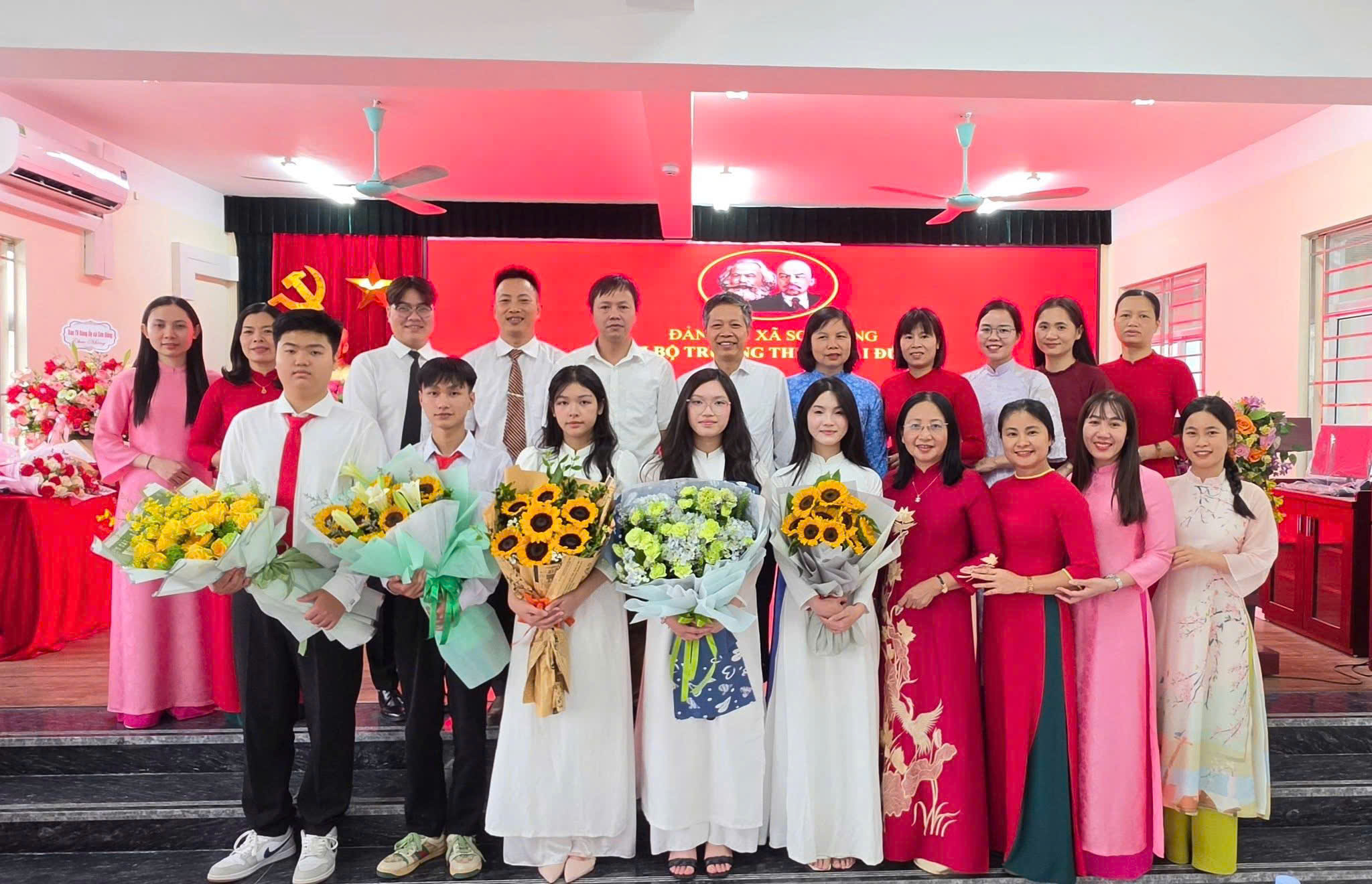 Trường THPT Hoài Đức C (xã Sơn Đồng) kết nạp 5 học sinh ưu tú vào Đảng nhân kỷ niệm 136 năm Ngày sinh Chủ tịch Hồ Chí Minh