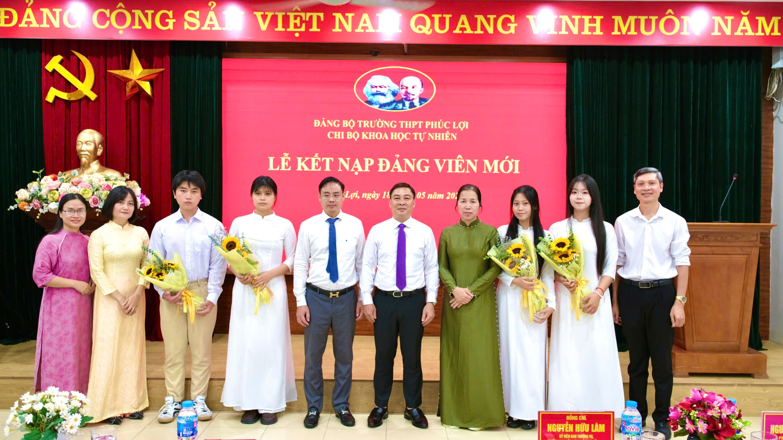 Trường THPT Phúc Lợi kết nạp 11 học sinh ưu tú vào Đảng dịp kỷ niệm Ngày sinh Chủ tịch Hồ Chí Minh