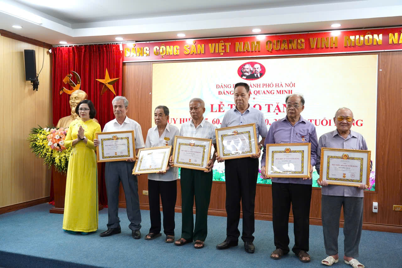 Đảng bộ xã Quang Minh tri ân các đảng viên lão thành trong Lễ trao tặng Huy hiệu Đảng đợt 19-5-2026