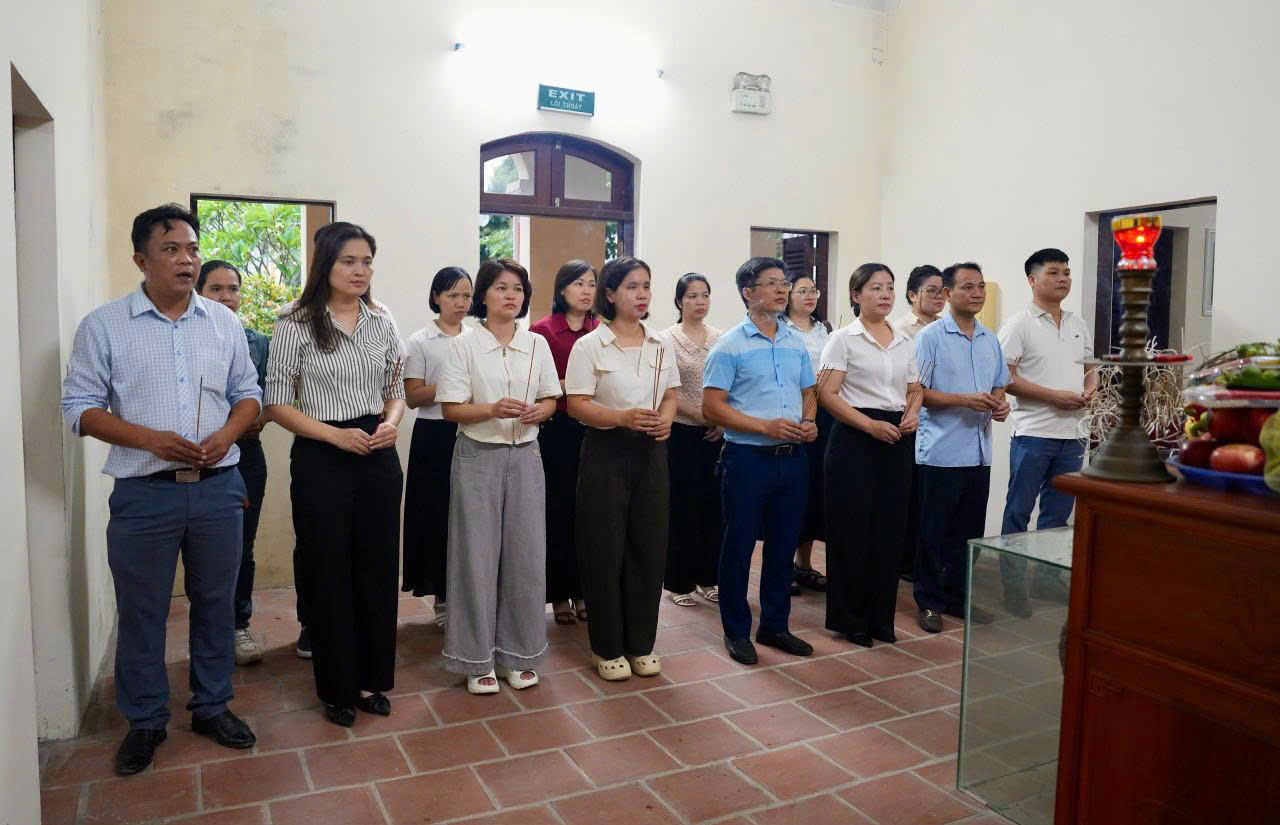 Chi bộ Văn phòng HĐND và UBND xã Sơn Đồng dâng hương tưởng niệm Bác Hồ, quán triệt Nghị quyết số 02-NQ/TW