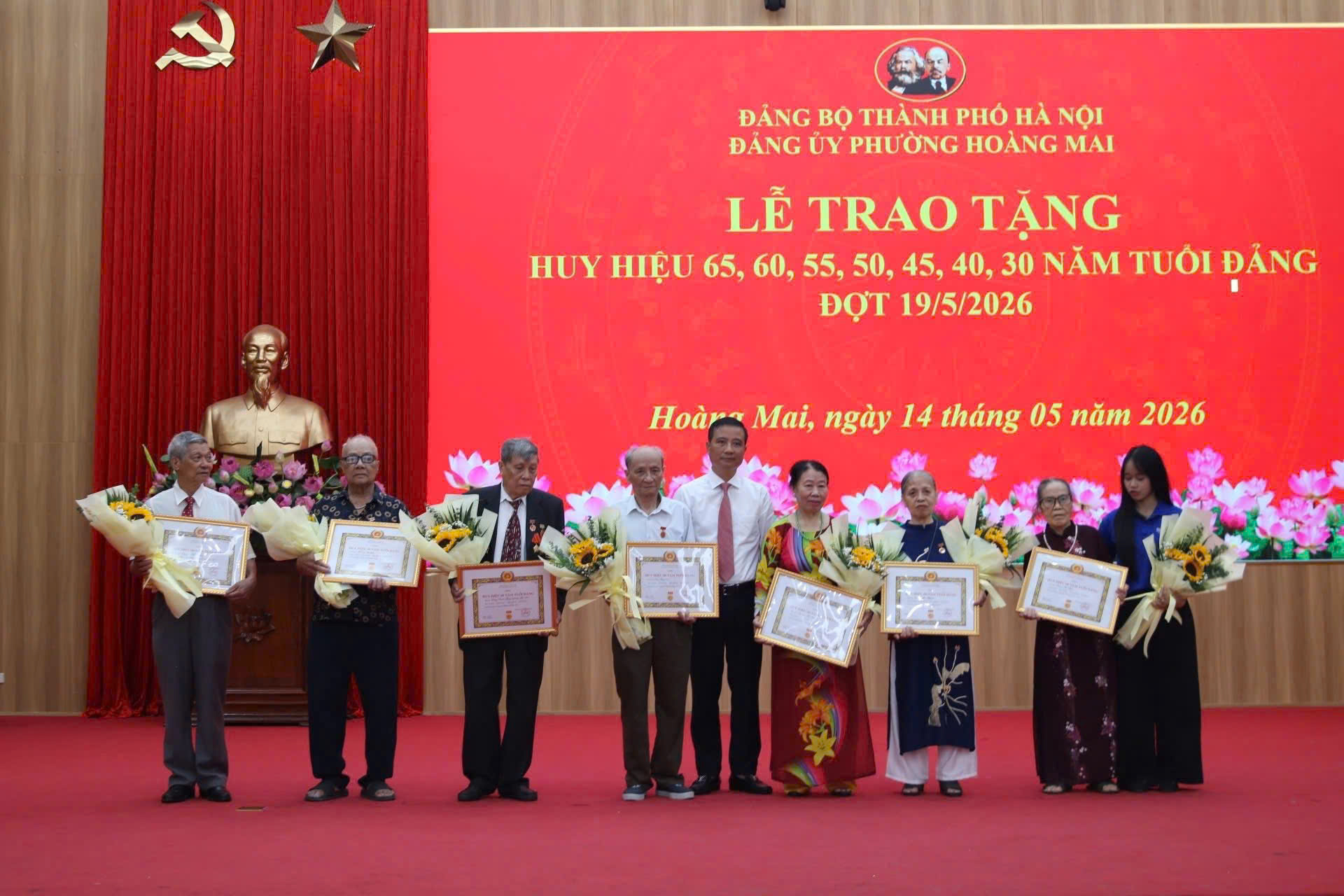 Phường Hoàng Mai tri ân các đảng viên lão thành trong Lễ trao Huy hiệu Đảng đợt 19-5