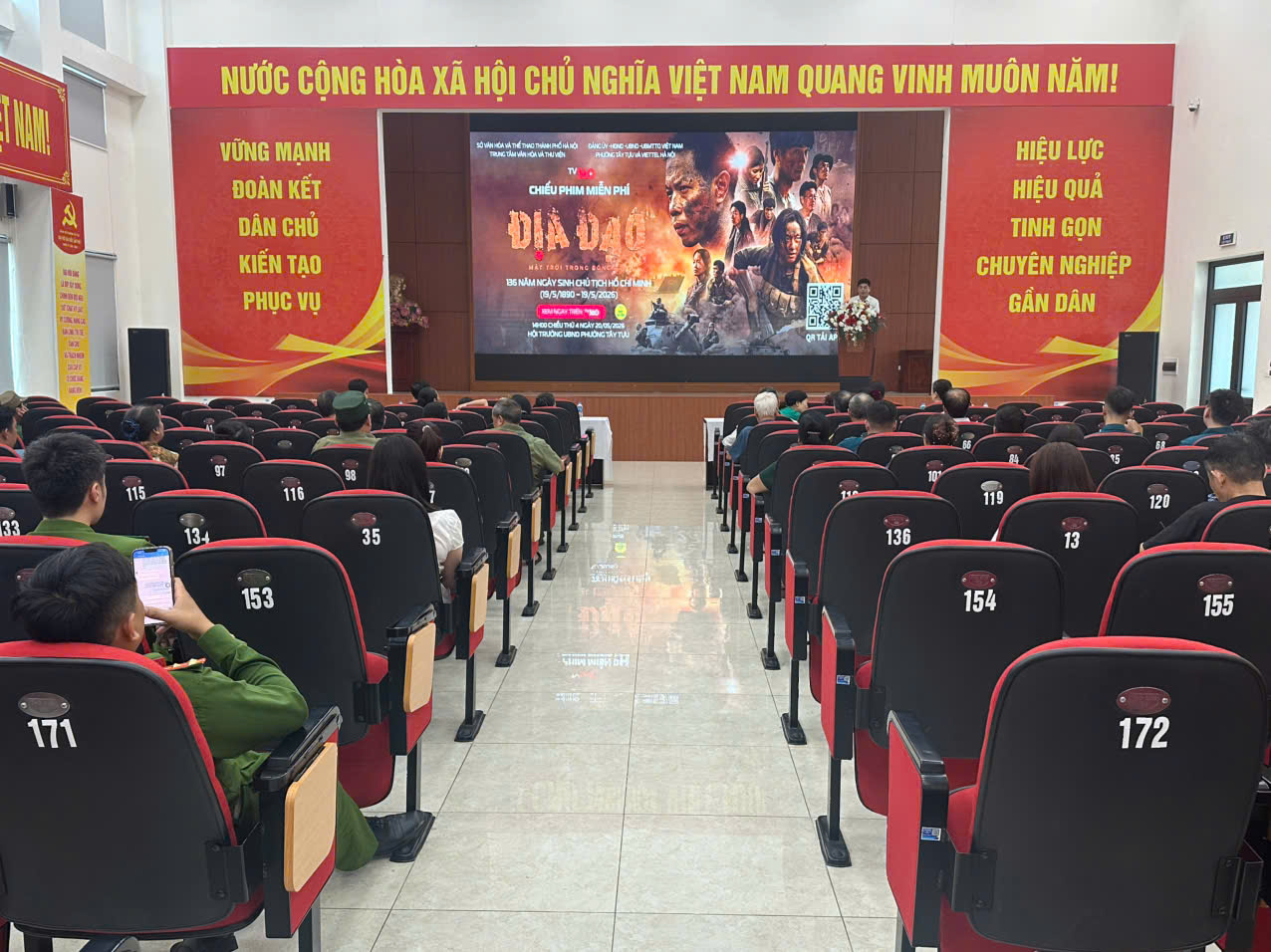 Phường Tây Tựu tổ chức chiếu phim “Địa đạo - Mặt trời trong bóng tối” giáo dục truyền thống cách mạng