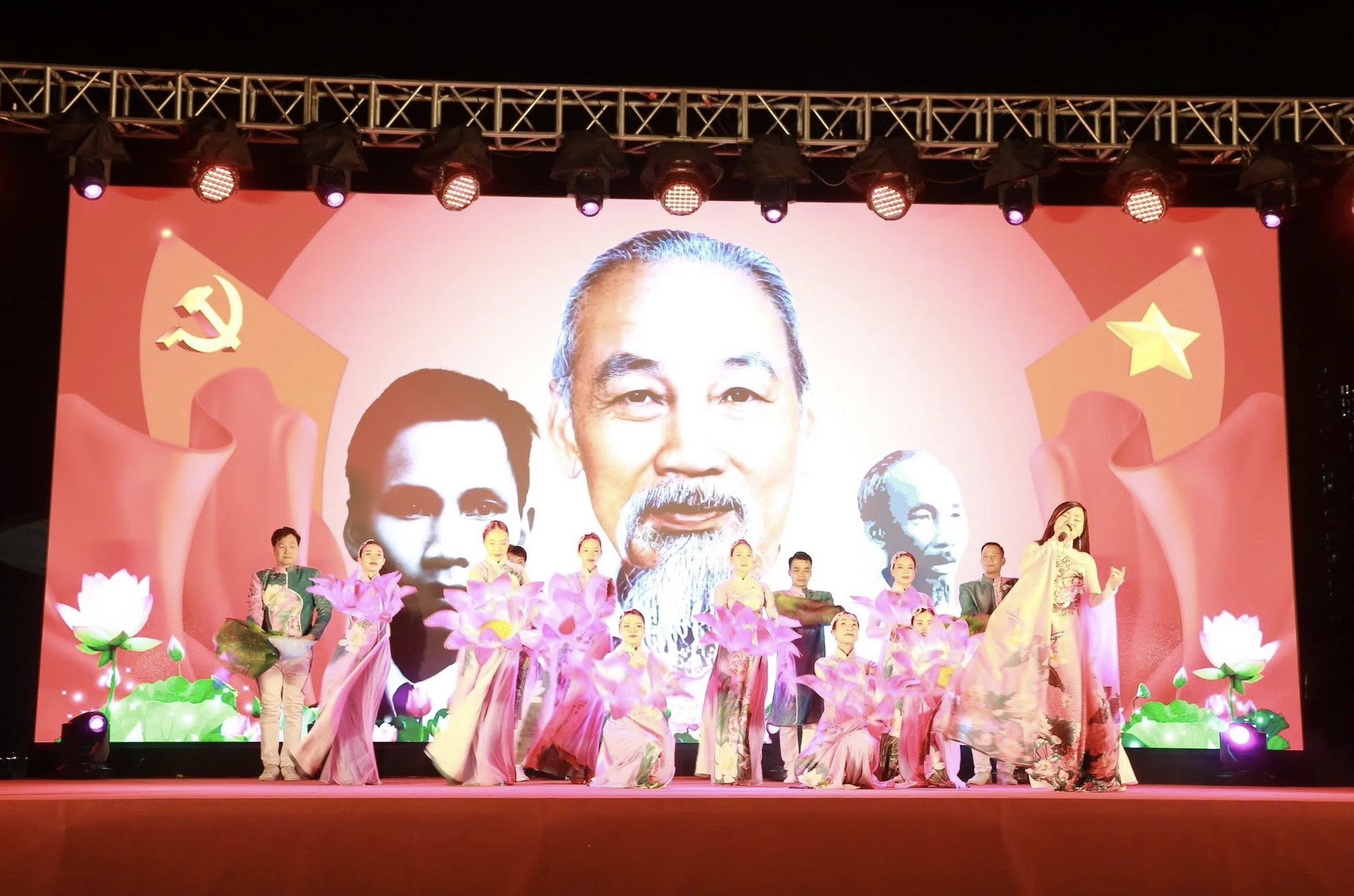 Phường Dương Nội lan tỏa tình yêu quê hương, lòng kính yêu Bác Hồ qua đêm nghệ thuật “Mùa sen nhớ Bác”