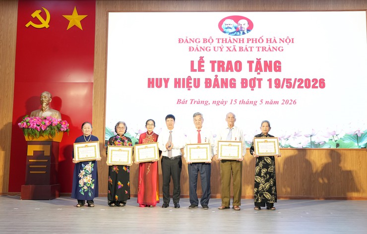 Xã Bát Tràng trao tặng, truy tặng Huy hiệu Đảng đợt 19-5, tiếp tục xây dựng Đảng trong sạch, vững mạnh