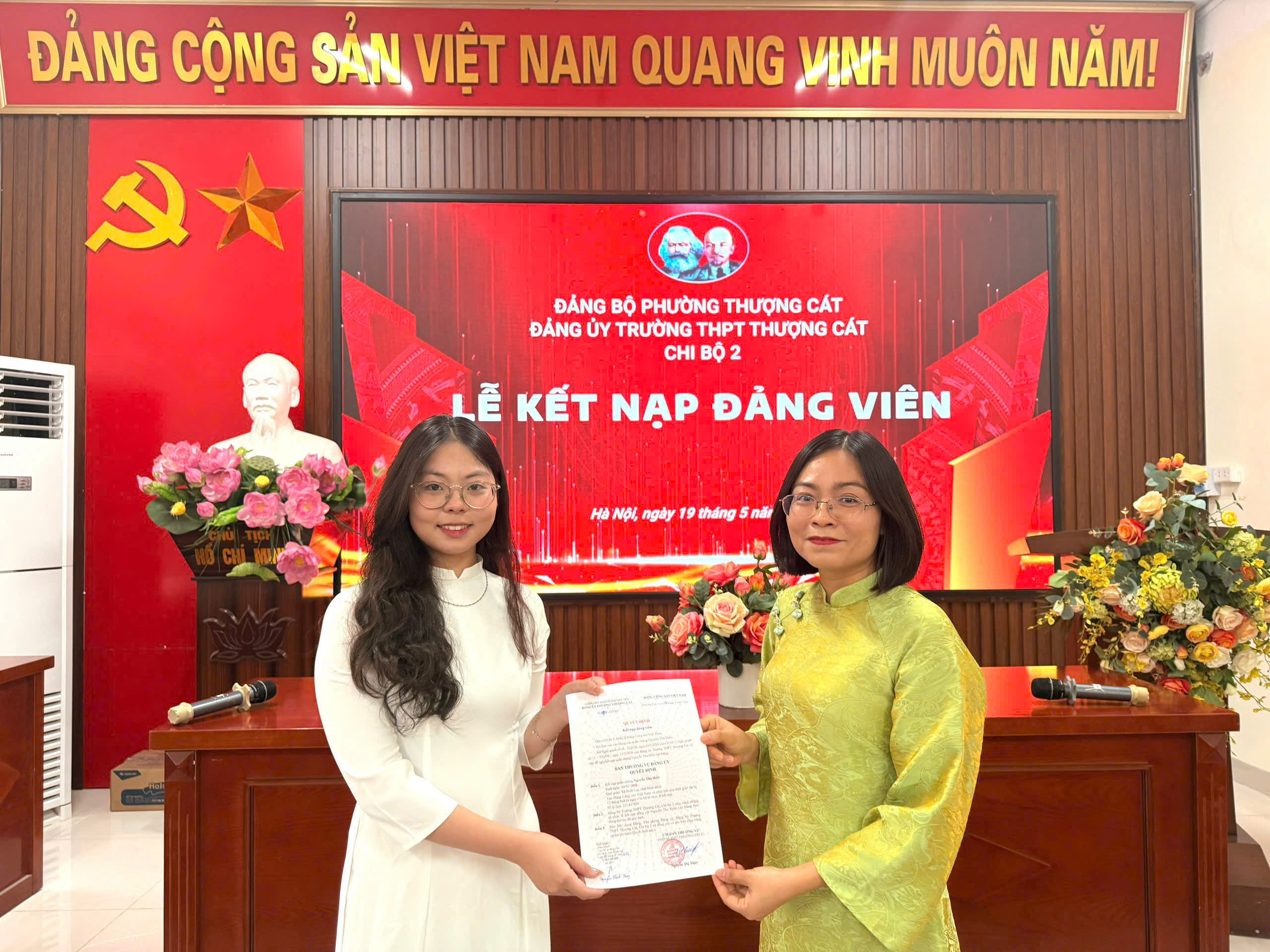 Trường THPT Thượng Cát kết nạp 4 quần chúng ưu tú vào Đảng dịp kỷ niệm Ngày sinh Chủ tịch Hồ Chí Minh