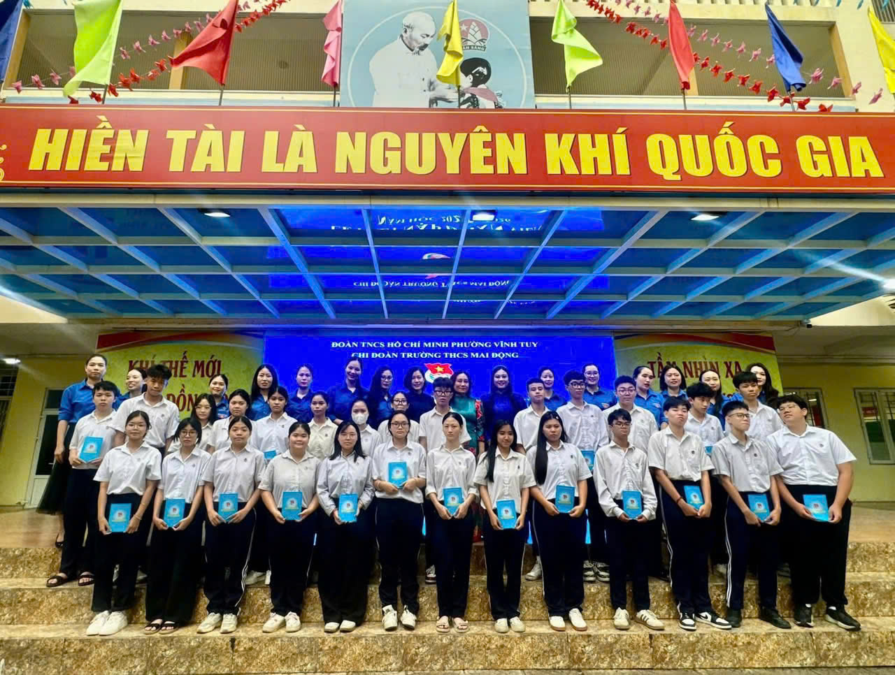 Phường Vĩnh Tuy kết nạp 57 đoàn viên mới nhân kỷ niệm Ngày sinh Chủ tịch Hồ Chí Minh