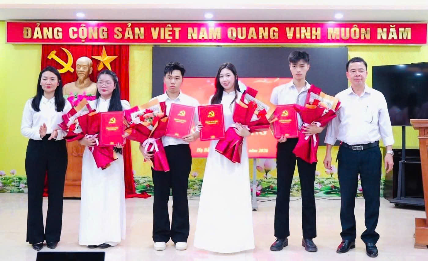 Trường THPT Hai Bà Trưng (xã Hạ Bằng) kết nạp 4 học sinh ưu tú vào Đảng đúng dịp kỷ niệm Ngày sinh Chủ tịch Hồ Chí Minh