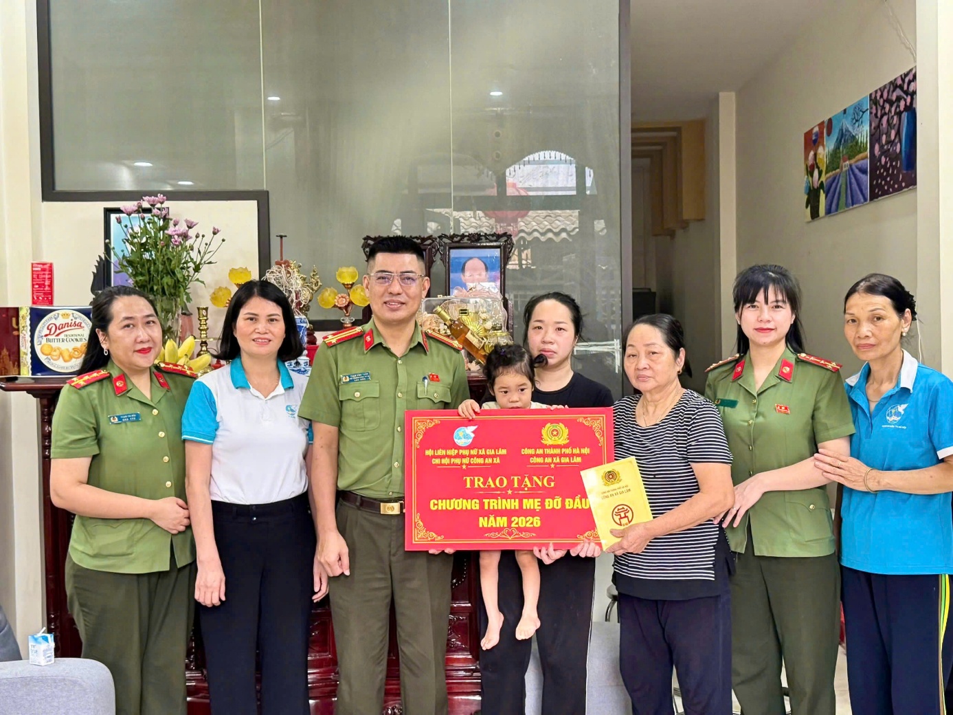 Công an xã Gia Lâm lan tỏa yêu thương từ chương trình “Mẹ đỡ đầu” dành cho trẻ em khó khăn