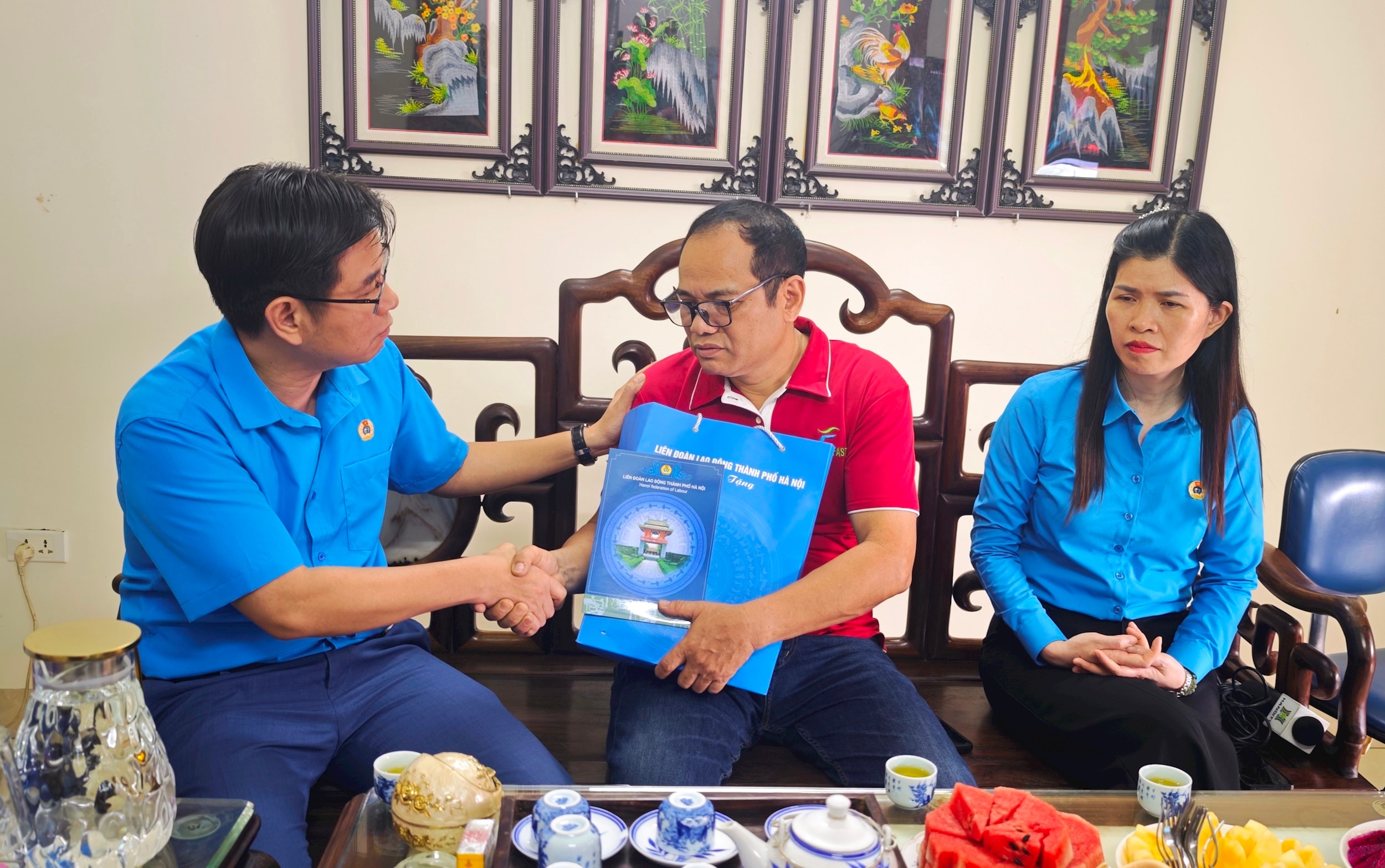Lãnh đạo Liên đoàn Lao động thành phố Hà Nội thăm, động viên công nhân bị tai nạn lao động