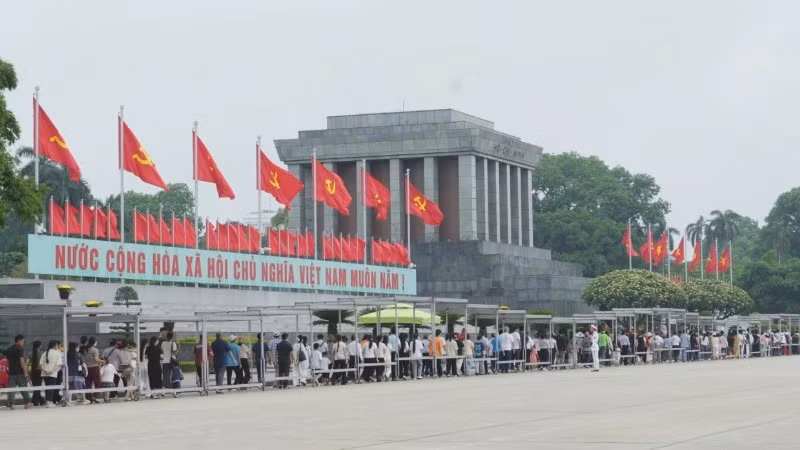 Tháng 5: Biết ơn, tự hào và nhớ thương vô hạn