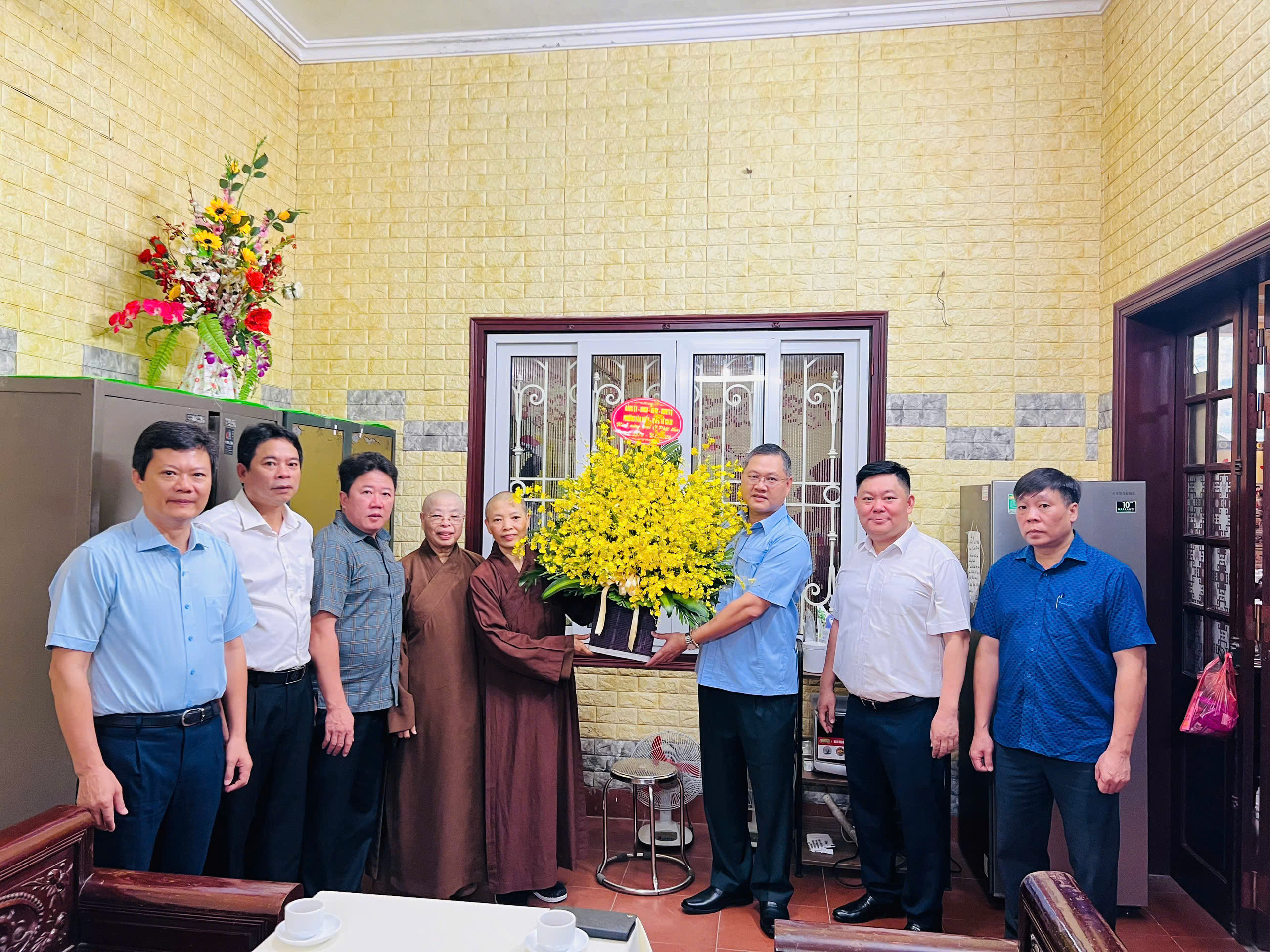 Lãnh đạo phường Văn Miếu - Quốc Tử Giám thăm, chúc mừng Chùa Tiên Tích nhân dịp Đại lễ Phật đản Phật lịch 2570 - Dương lịch 2026