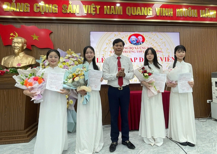 Trường THPT Đại Cường (xã Ứng Hoà) kết nạp 4 học sinh ưu tú vào Đảng, lan tỏa lý tưởng cách mạng trong môi trường học đường