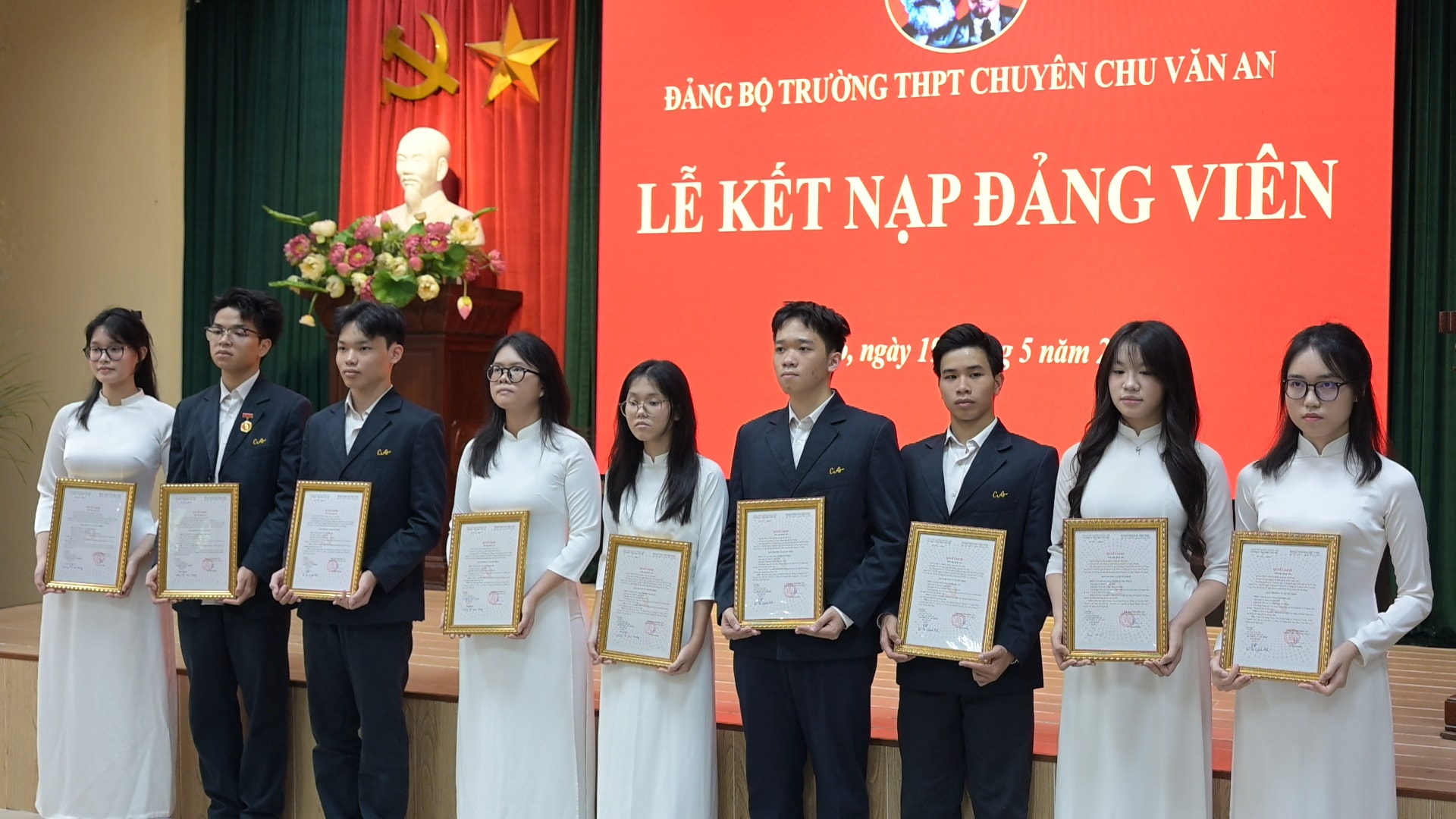 Phường Tây Hồ: Trường THPT chuyên Chu Văn An kết nạp 9 học sinh ưu tú vào Đảng đúng dịp sinh nhật Bác